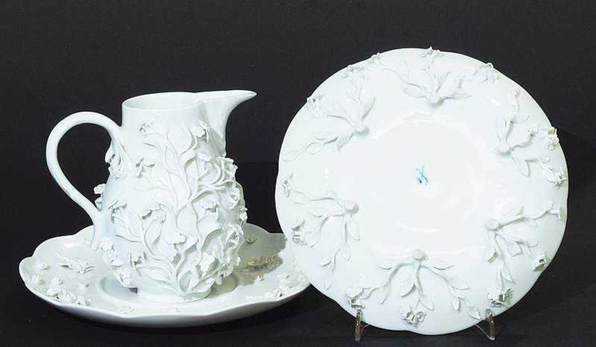 Blüten-Untertassen. Milchkännchen. Blüten-Untertassen. MEISSEN um 1850 - 1924. Weißporzellan. Zwei - Bild 4 aus 5