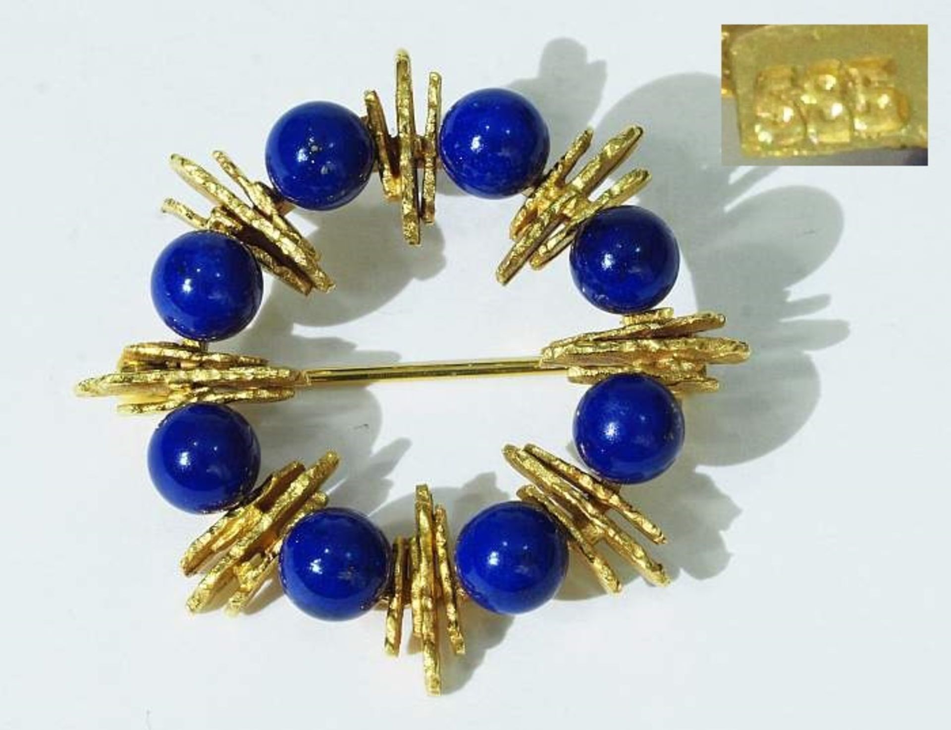 Brosche mit Lapis Lazuli Perlen. Brosche mit Lapis Lazuli Perlen. Kranzförmige Fassung aus 585er