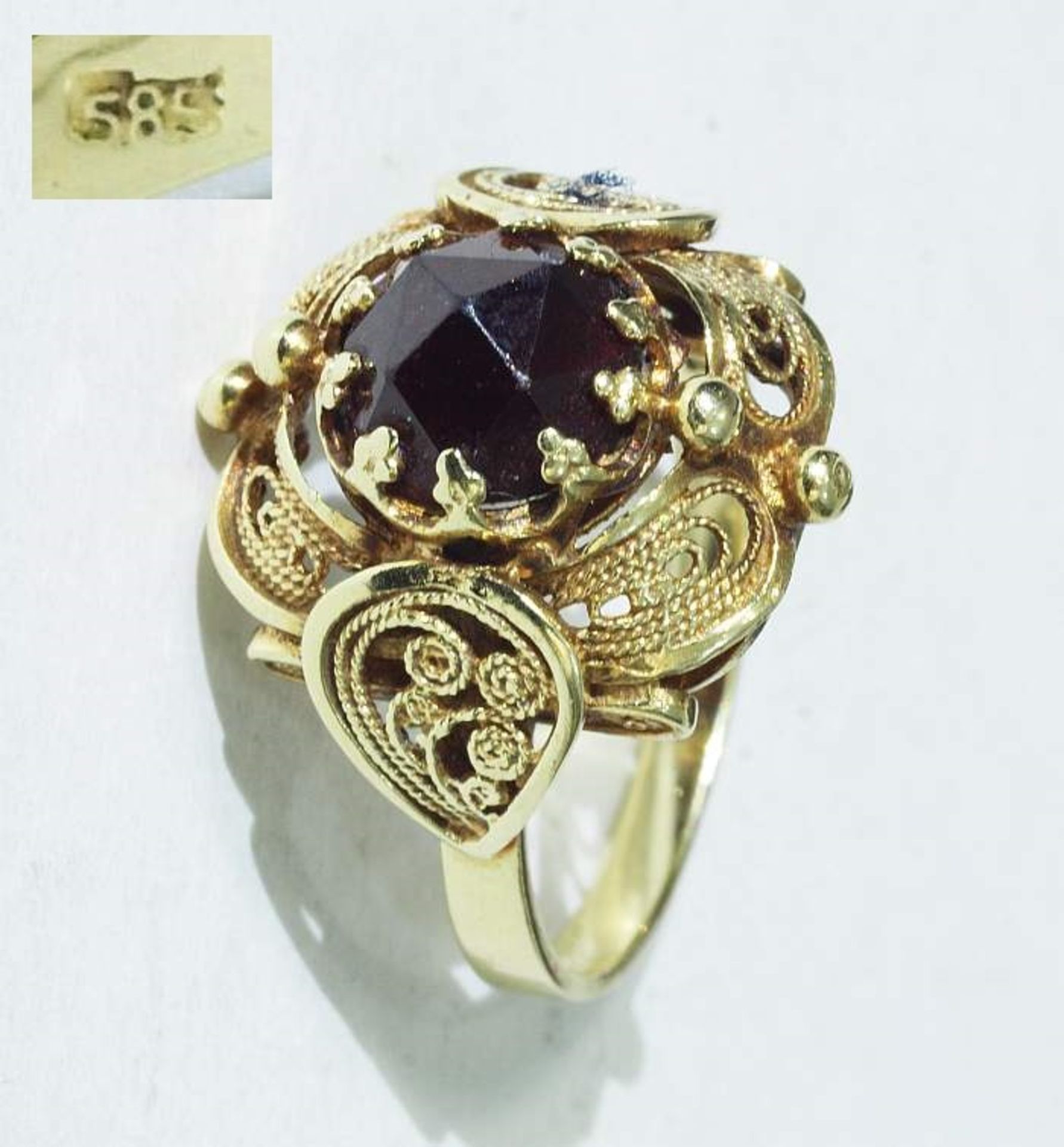 Ring mit Granat. Ring mit Granat. 585er Gelbgold, Ringgröße 58, ca. 5,3 Gramm.