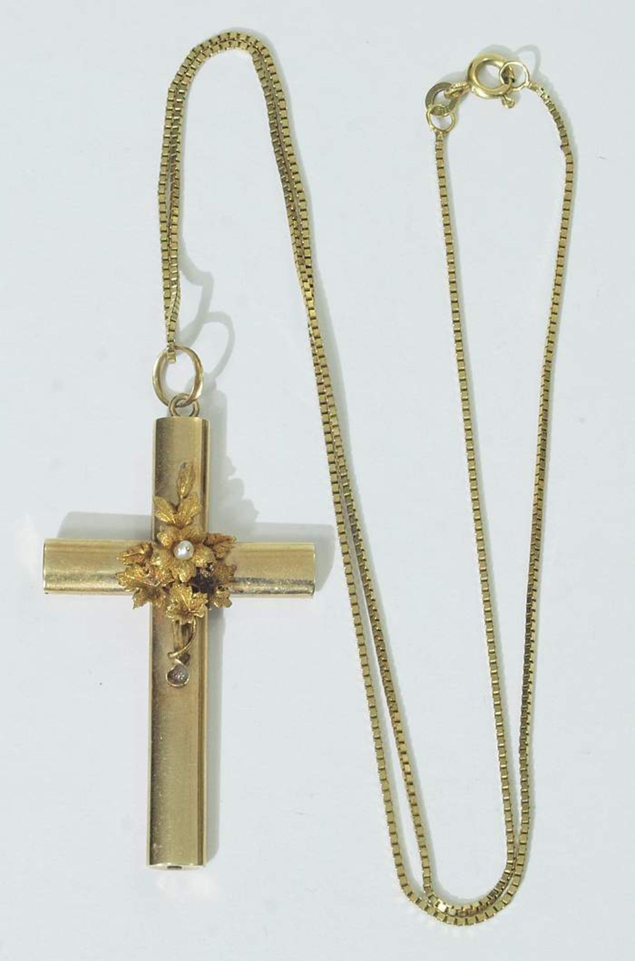 Kreuz mit Flußperle an Kette. Kreuz mit Flußperle an Kette, 333er Gelbgold. Kreuz Länge 5 cm, Ketten