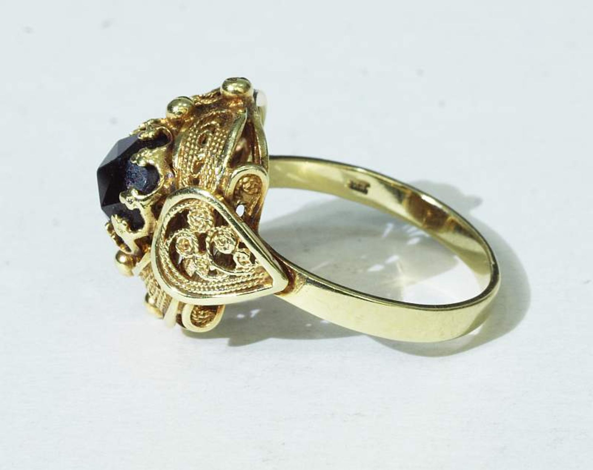 Ring mit Granat. Ring mit Granat. 585er Gelbgold, Ringgröße 58, ca. 5,3 Gramm. - Bild 3 aus 4