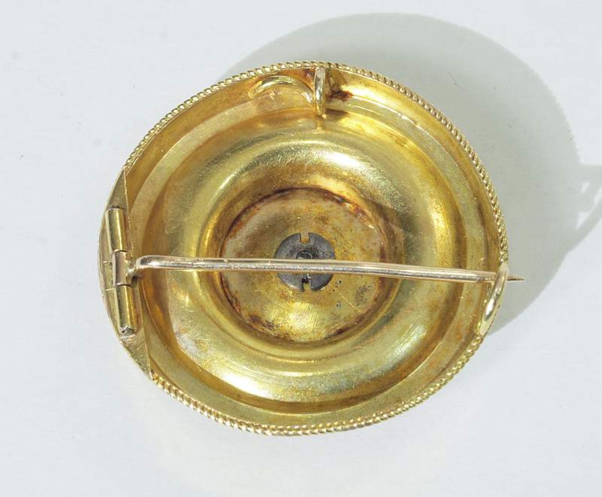 Biedermeier Brosche. Biedermeier Brosche. 8 ct. Gelbgold geprüft. Runde Form, mittig Onyx-Platte mit - Bild 3 aus 3