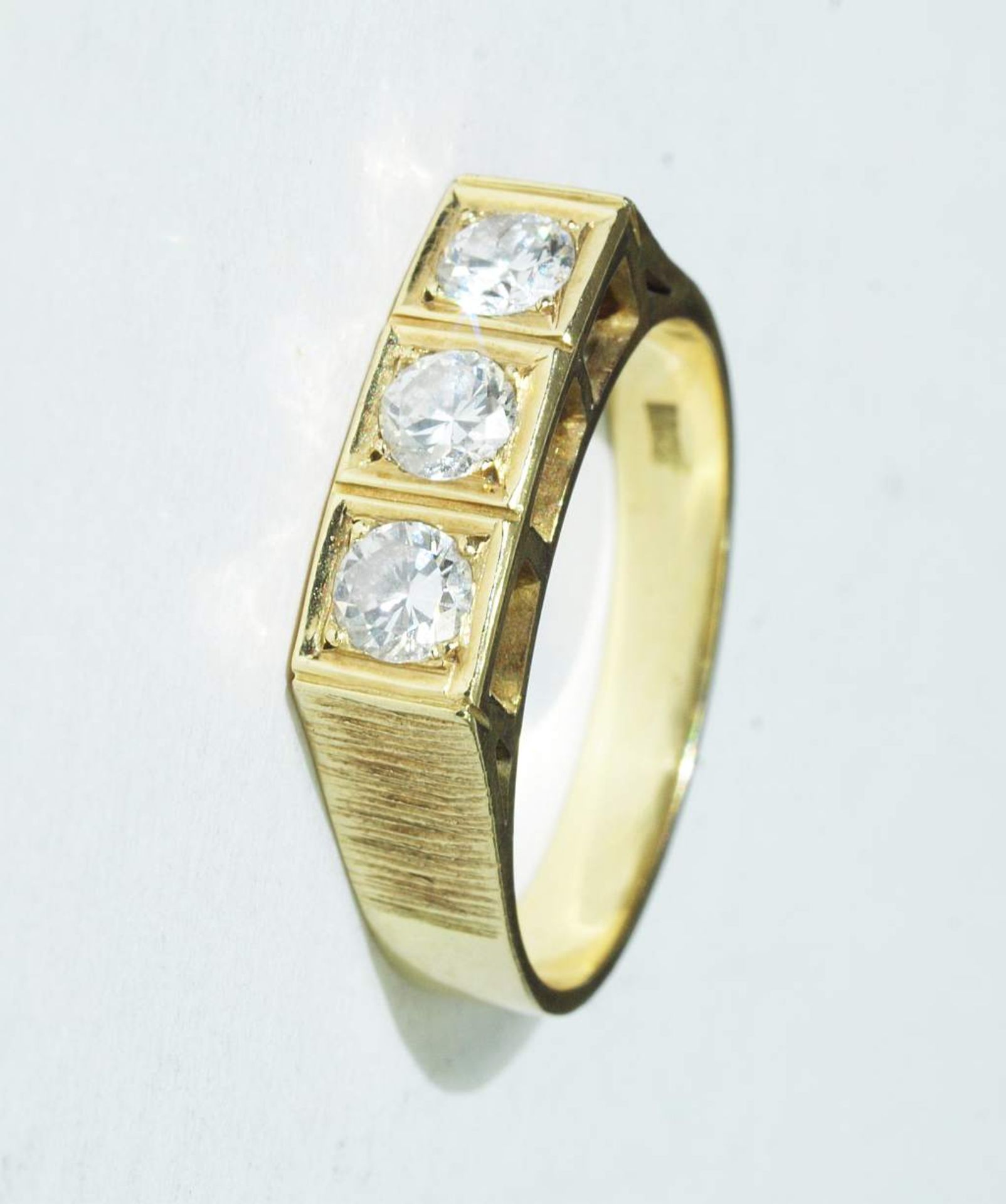 Ring mit drei Brillanten. Ring. 750er Gelbgold, besetzt mit drei Brillanten von ca. 0,70 ct. H/si. - Bild 2 aus 4