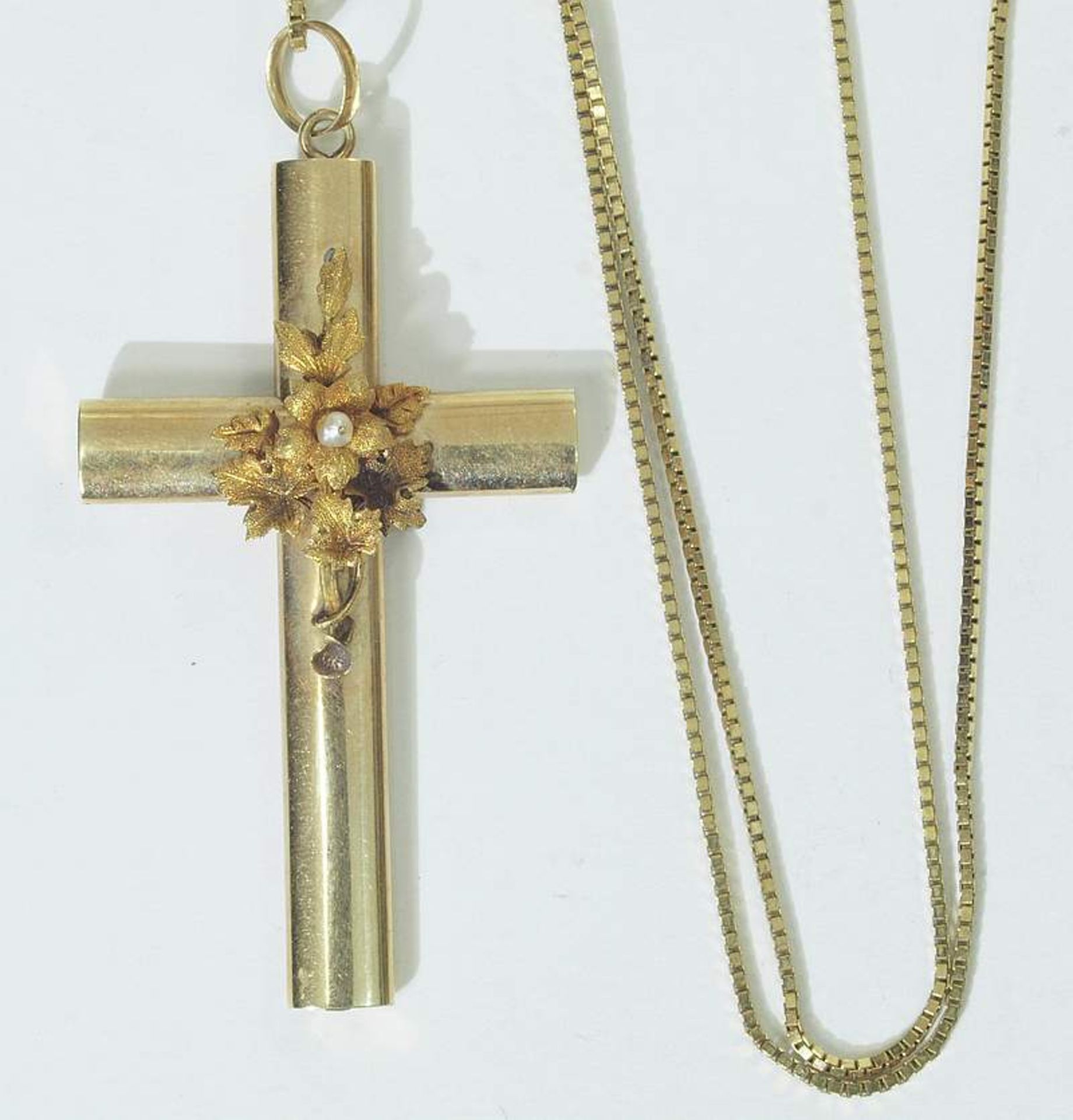 Kreuz mit Flußperle an Kette. Kreuz mit Flußperle an Kette, 333er Gelbgold. Kreuz Länge 5 cm, Ketten - Bild 3 aus 3