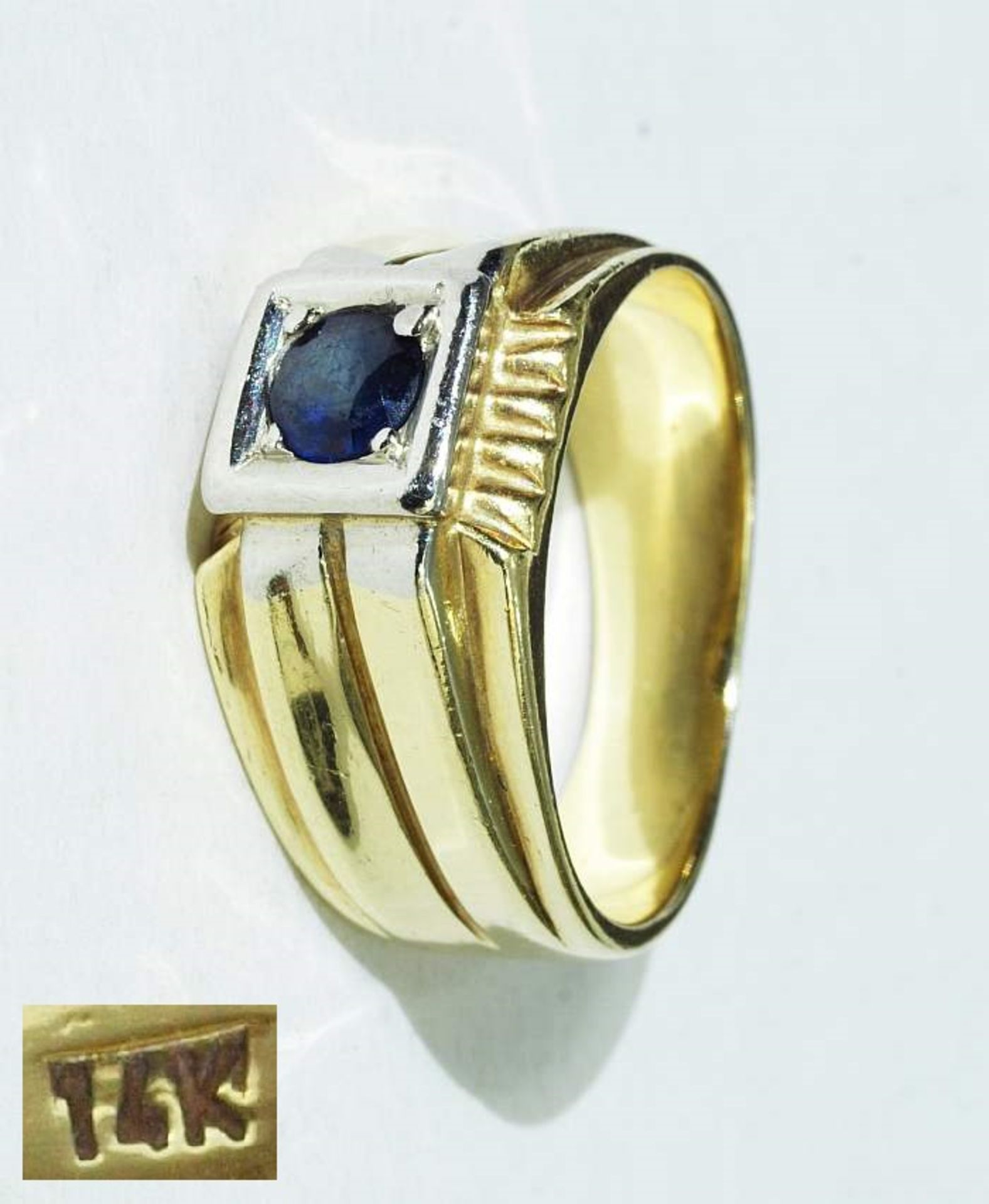Ring mit Saphir. Ring mit Saphir. 585er Gelbgold. Ringschiene massiv, Ringgröße 58, ca. 10,5 Gramm.