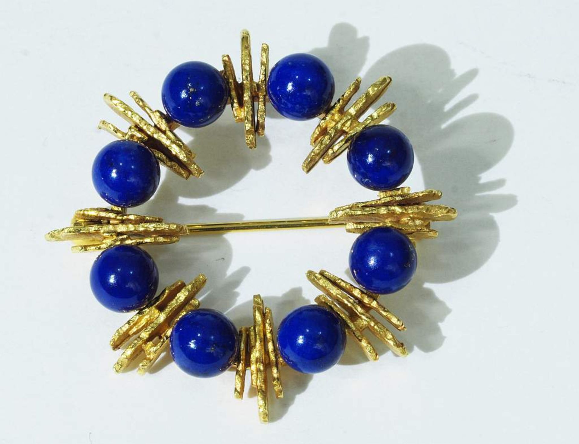 Brosche mit Lapis Lazuli Perlen. Brosche mit Lapis Lazuli Perlen. Kranzförmige Fassung aus 585er - Bild 2 aus 4