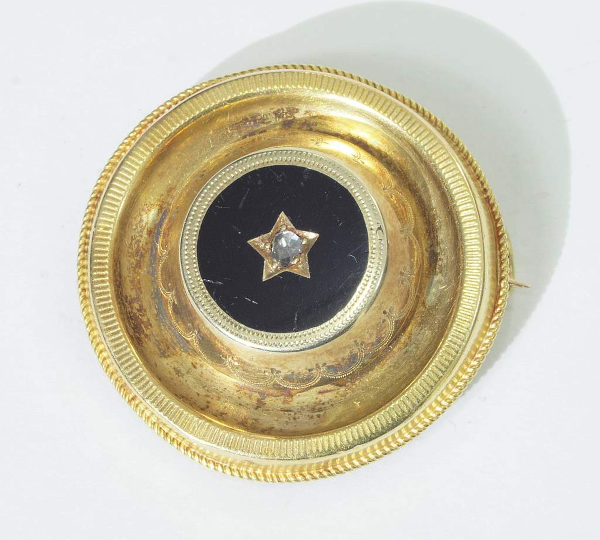 Biedermeier Brosche. Biedermeier Brosche. 8 ct. Gelbgold geprüft. Runde Form, mittig Onyx-Platte mit - Bild 2 aus 3