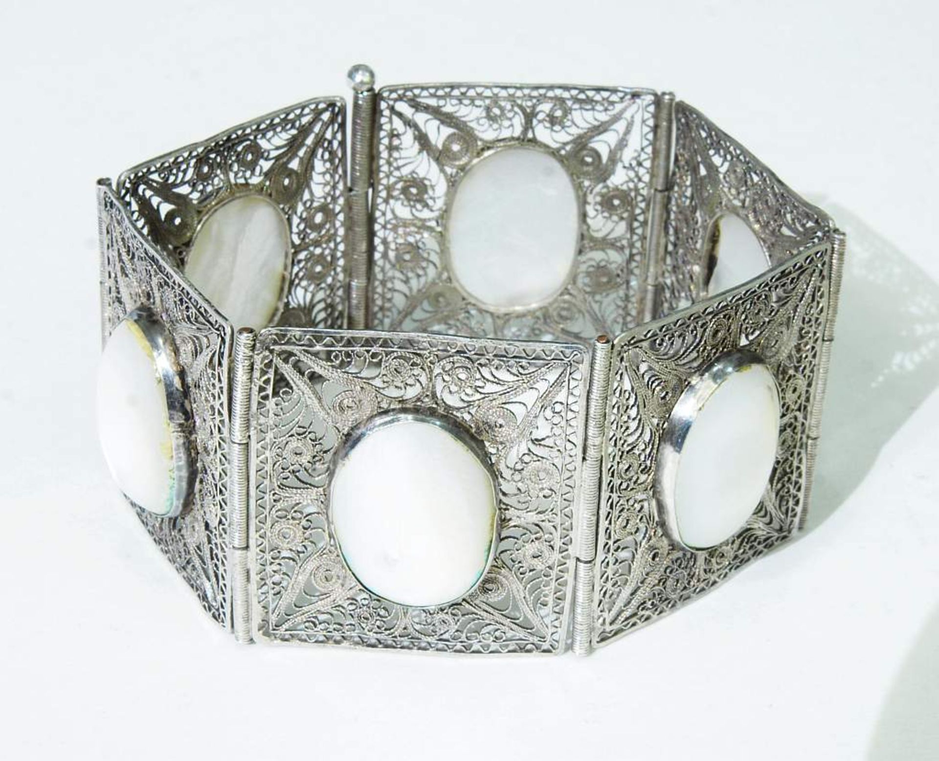 Dekoratives Silberarmband mit Perlmutt. Dekoratives Silberarmband mit Perlmutt. Silber geprüft, - Bild 3 aus 4