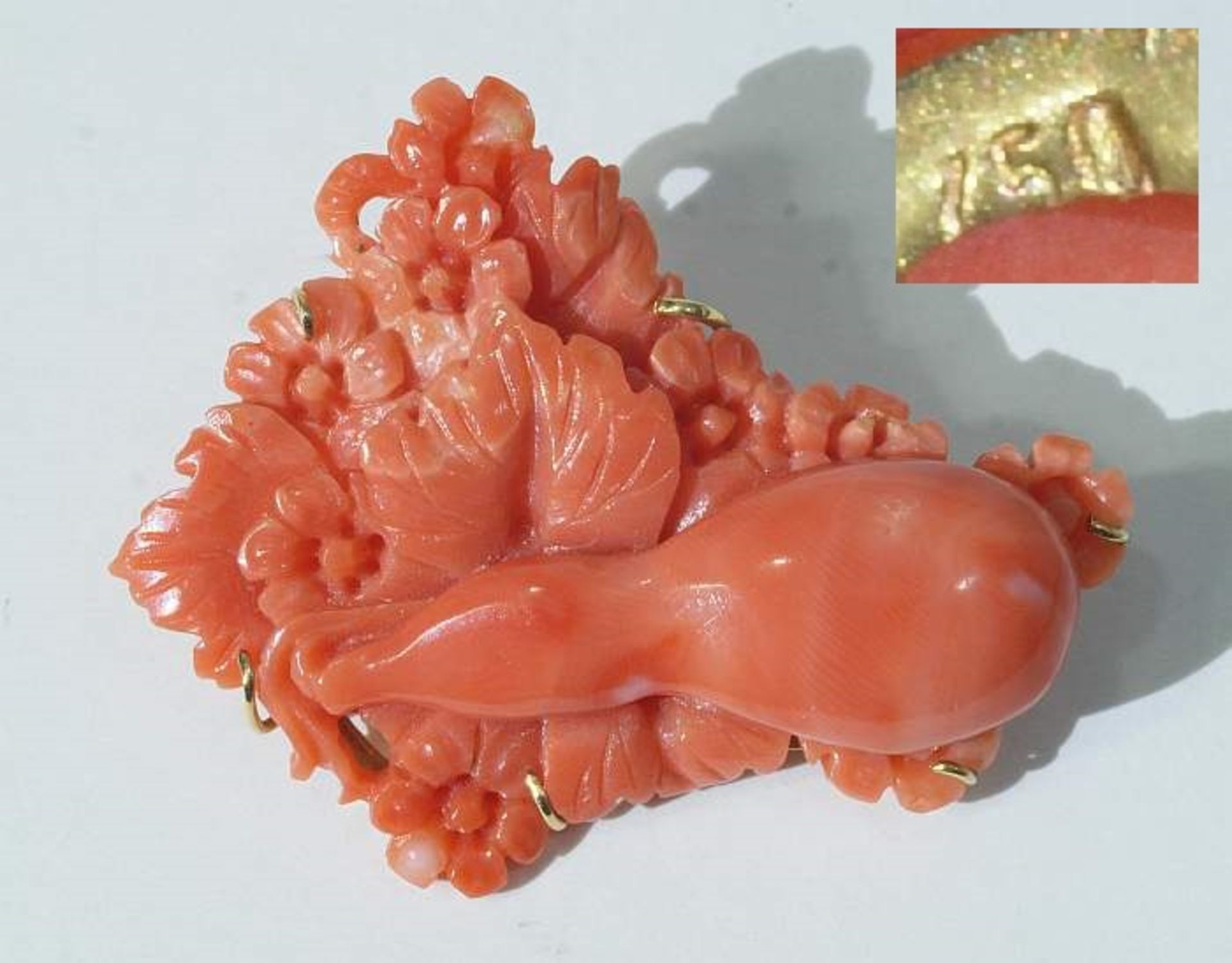 Korallenbrosche. Korallenbrosche, feine Schnitzerei. Fassung 750er Gelbgold. Länge 4 cm.