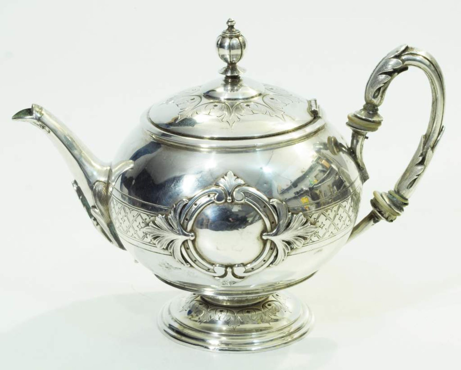 Teekanne. Teekanne. 800er Silber. Gefußer kugeliger Korpus, floral reliefiert. Röhrenausguß, - Bild 2 aus 4