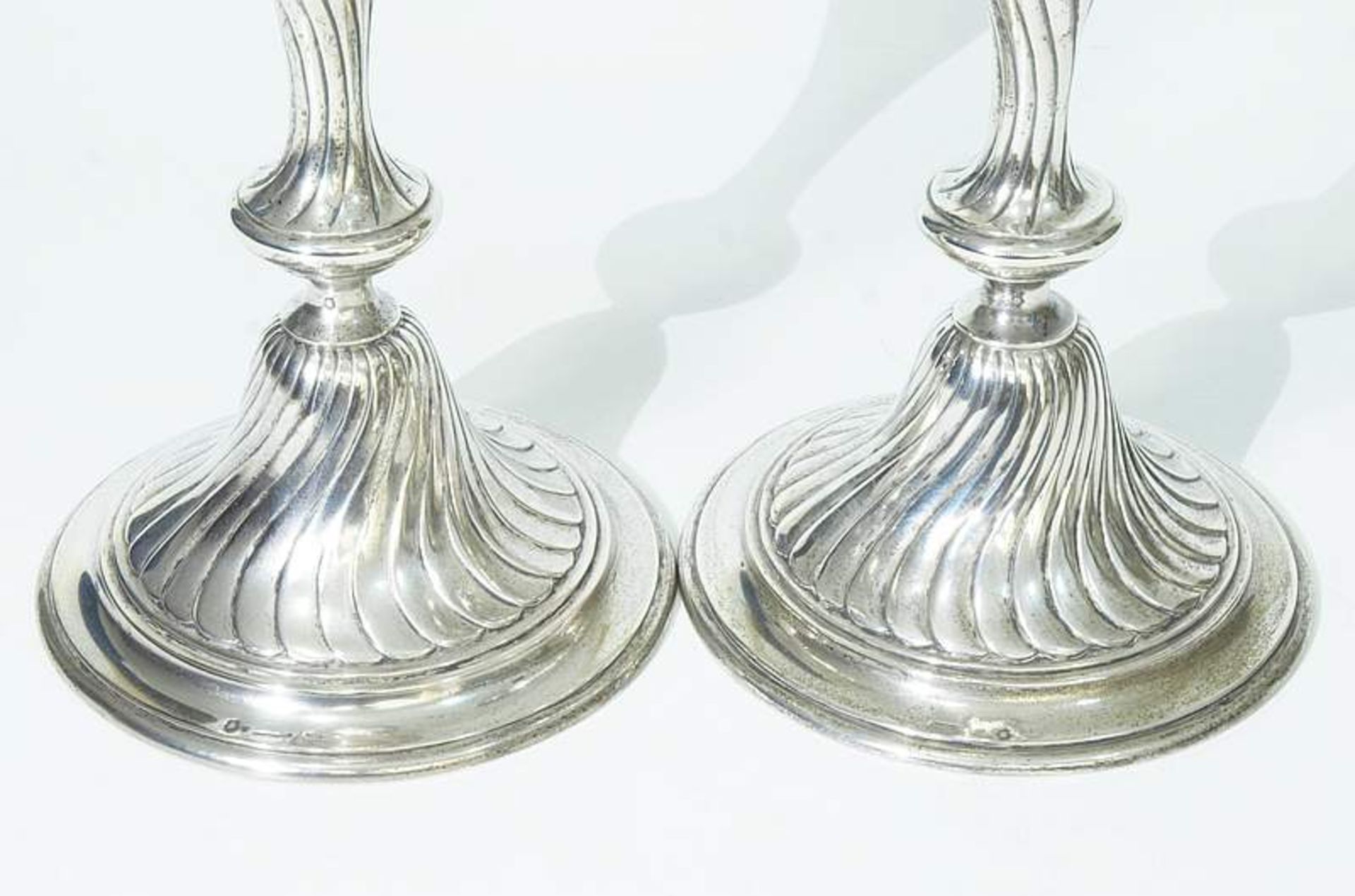 Paar Silberleuchter Paar Silberleuchter, Österreich 19. Jahrhundert, punziert und bezeichnet - Bild 3 aus 4
