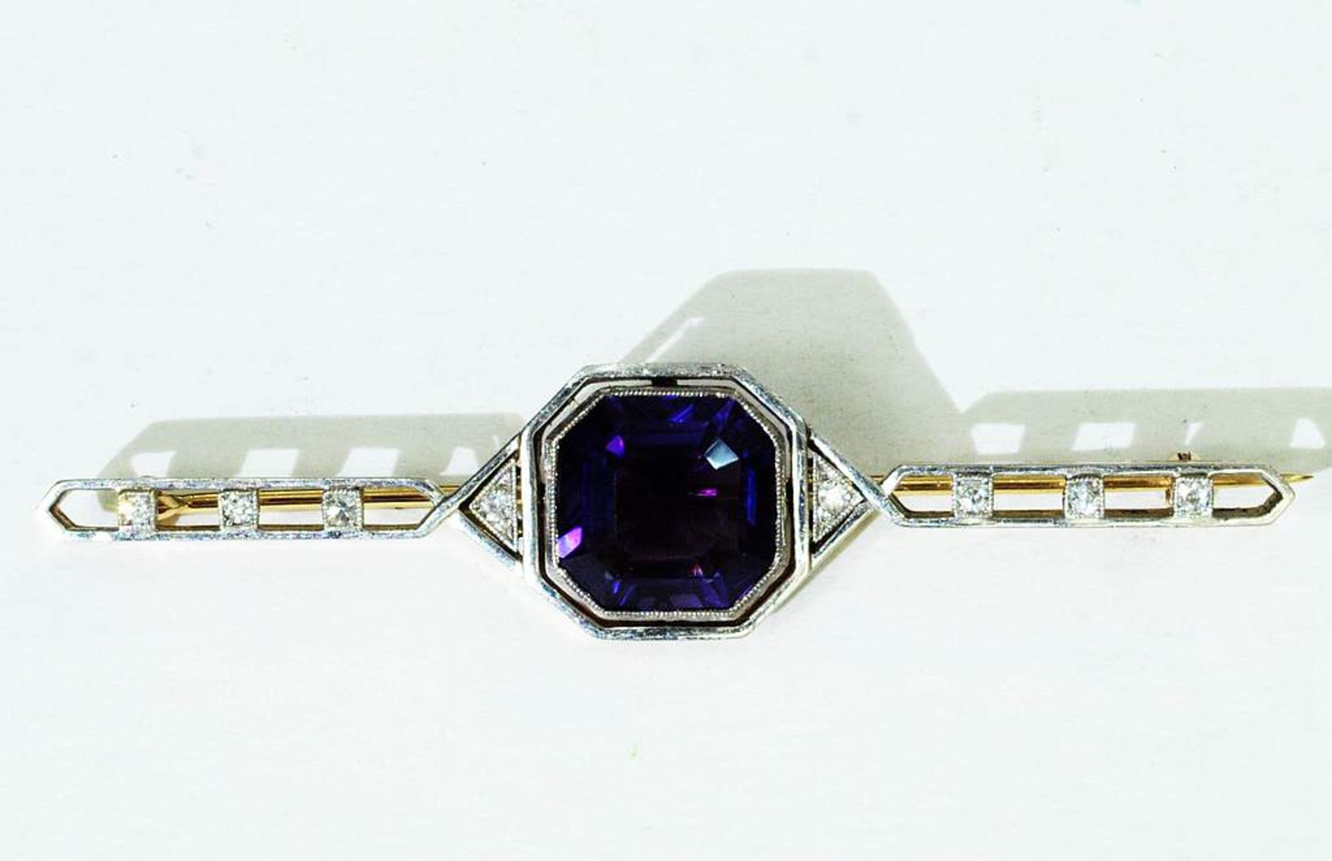 Art Déco Brosche. Art Déco Brosche, um 1920. Gelbgold und Platin. Aparte Brosche mit feinem Amethyst - Bild 2 aus 5