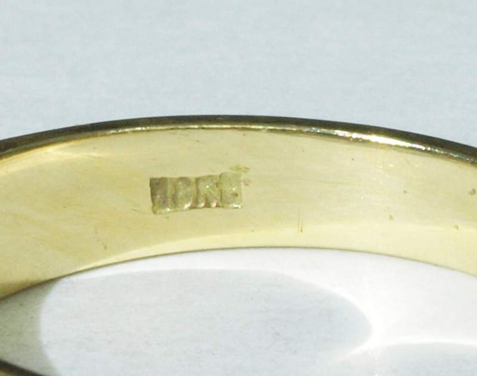 Ring mit drei Brillanten. Ring. 750er Gelbgold, besetzt mit drei Brillanten von ca. 0,70 ct. H/si. - Bild 4 aus 4