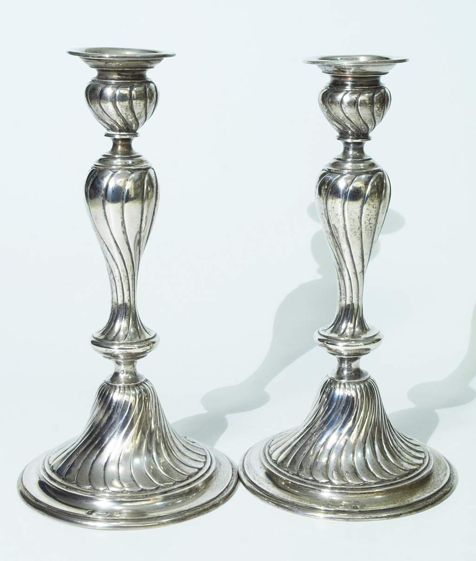 Paar Silberleuchter Paar Silberleuchter, Österreich 19. Jahrhundert, punziert und bezeichnet - Bild 2 aus 4