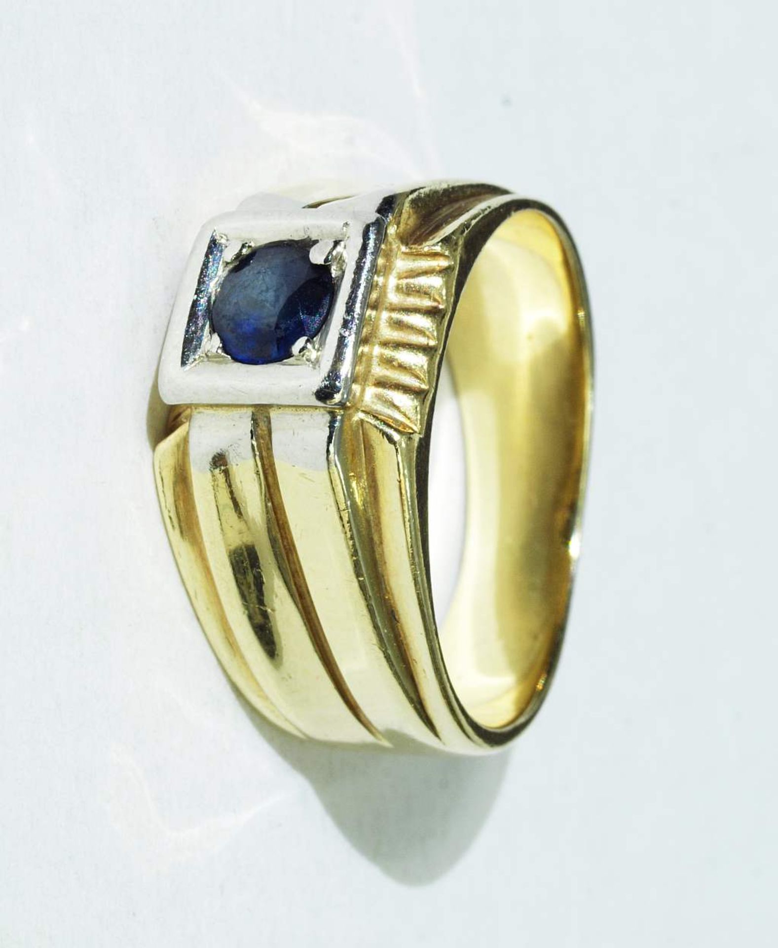 Ring mit Saphir. Ring mit Saphir. 585er Gelbgold. Ringschiene massiv, Ringgröße 58, ca. 10,5 Gramm. - Bild 2 aus 4