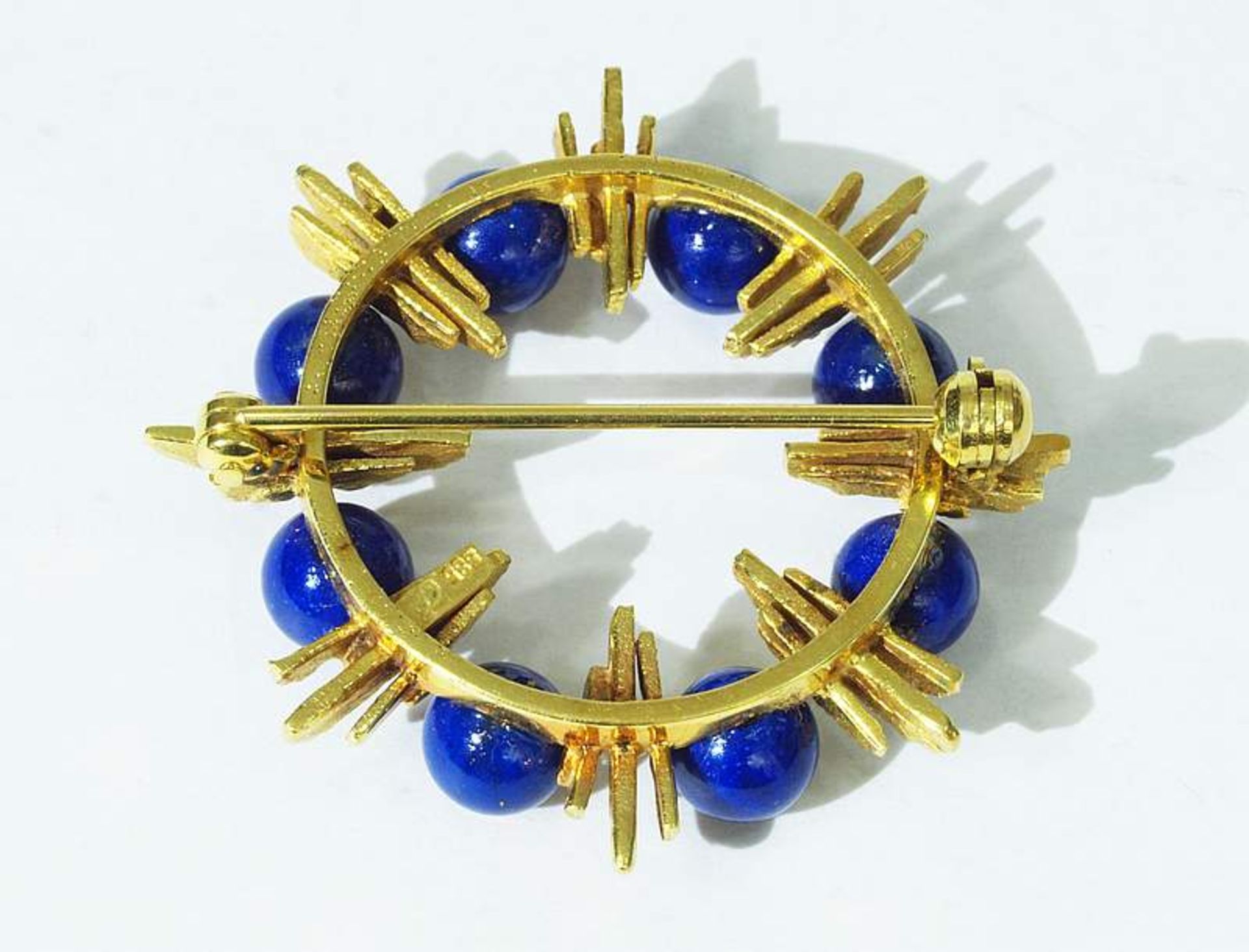 Brosche mit Lapis Lazuli Perlen. Brosche mit Lapis Lazuli Perlen. Kranzförmige Fassung aus 585er - Bild 3 aus 4