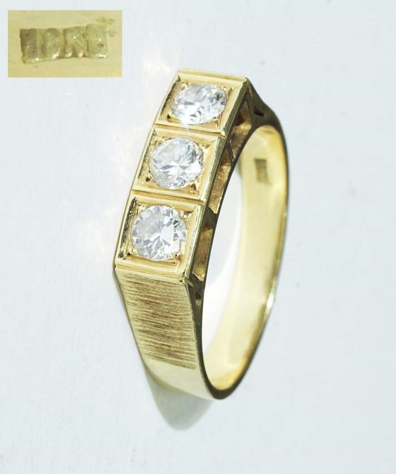 Ring mit drei Brillanten. Ring. 750er Gelbgold, besetzt mit drei Brillanten von ca. 0,70 ct. H/si.