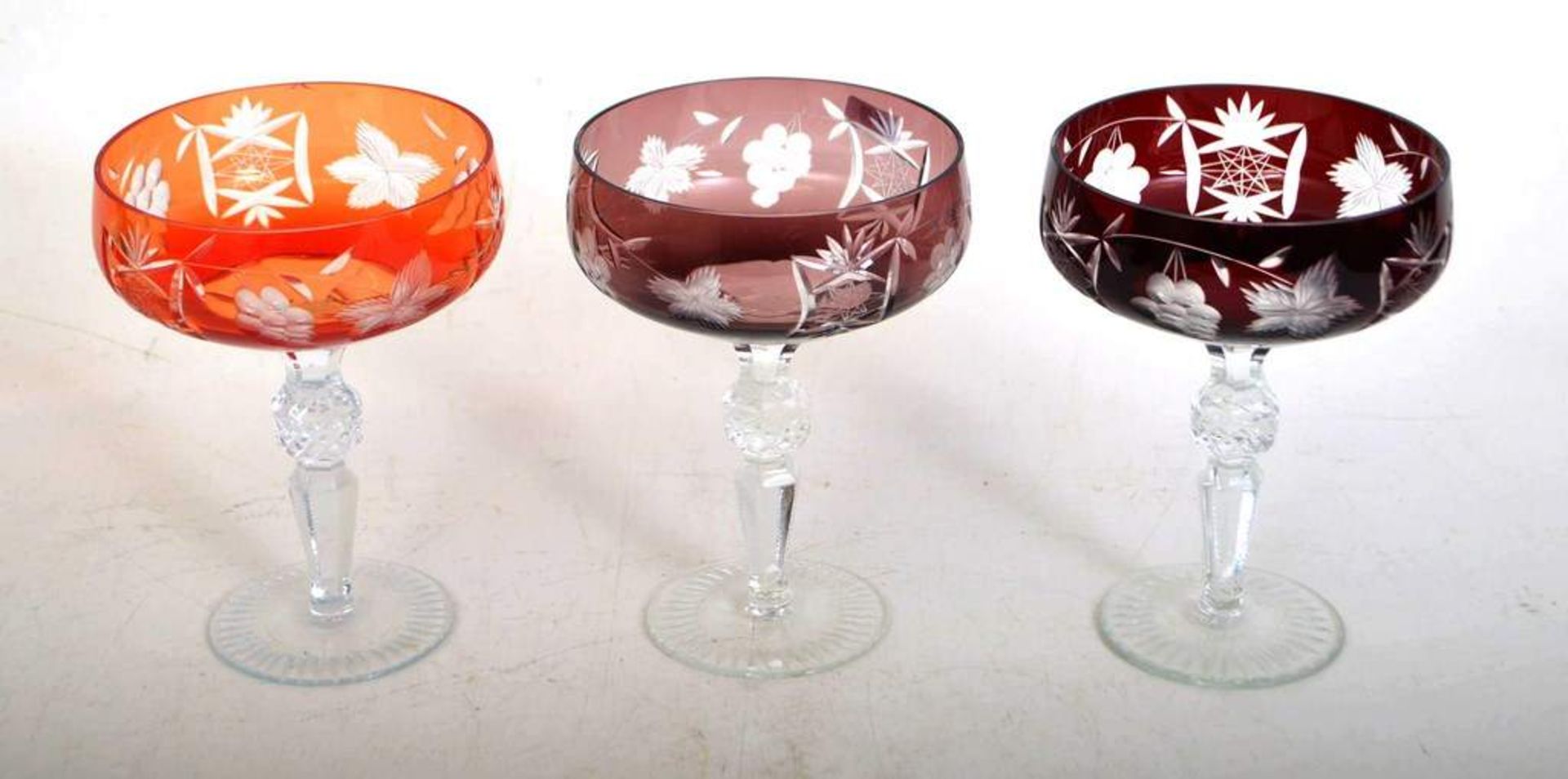 Drei Sektgläser farbl. Kristallglas, geschliffen verziert, mit farbigem Überfang