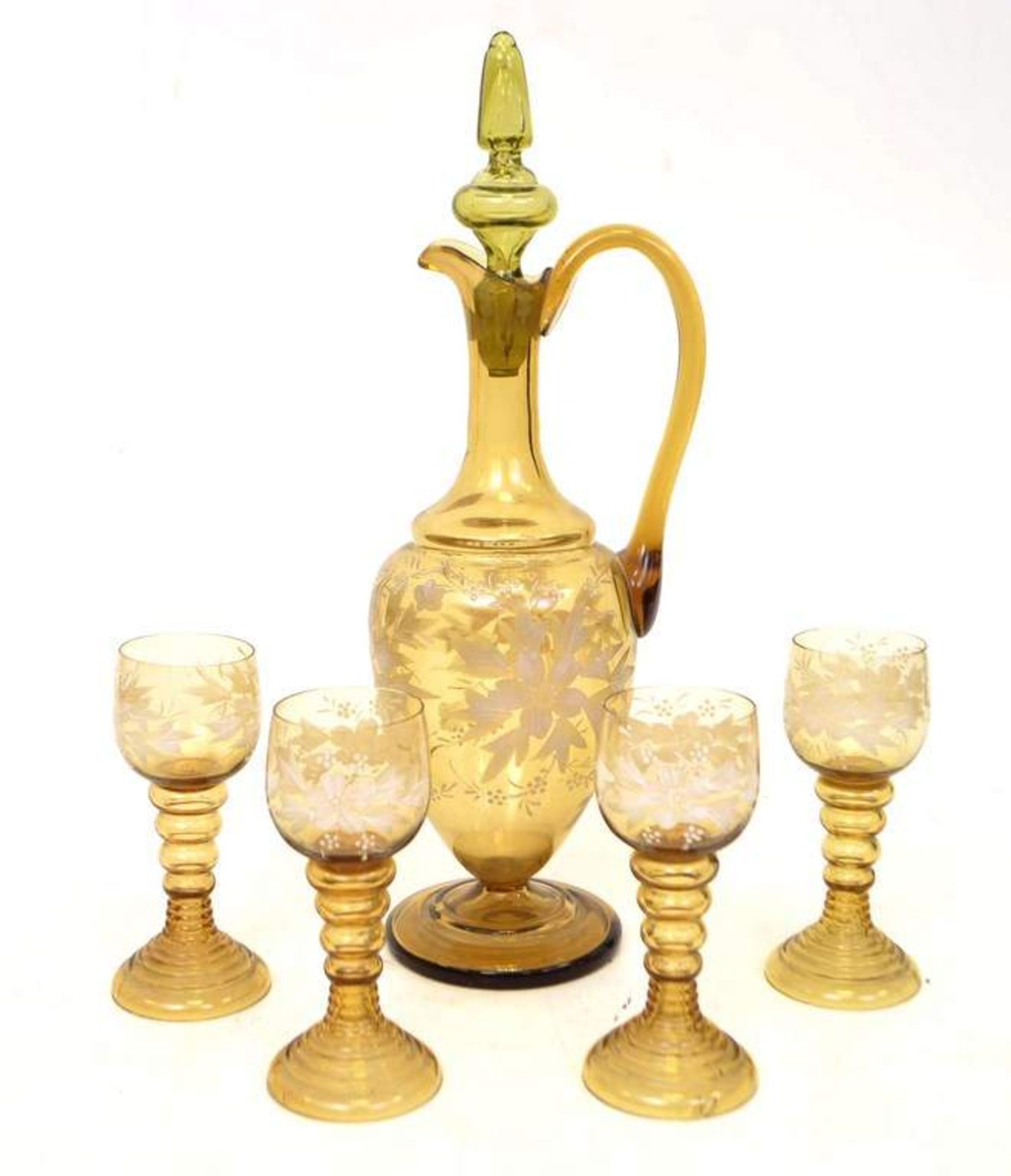 Karaffe und vier Weingläser bernsteinfarbenes Glas, mit weißer Emailblumenbemalung, H 42 cm, um