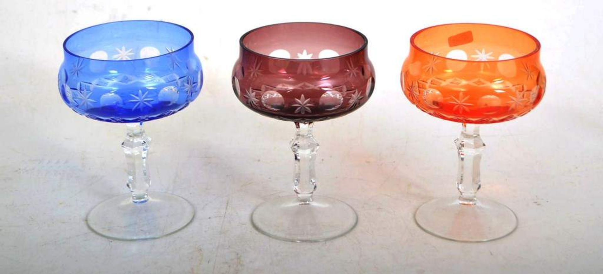 Drei Sektschalen farbl. Glas, geschliffener Kelch, verschiedenfarbiger Überfang, H 13 cm