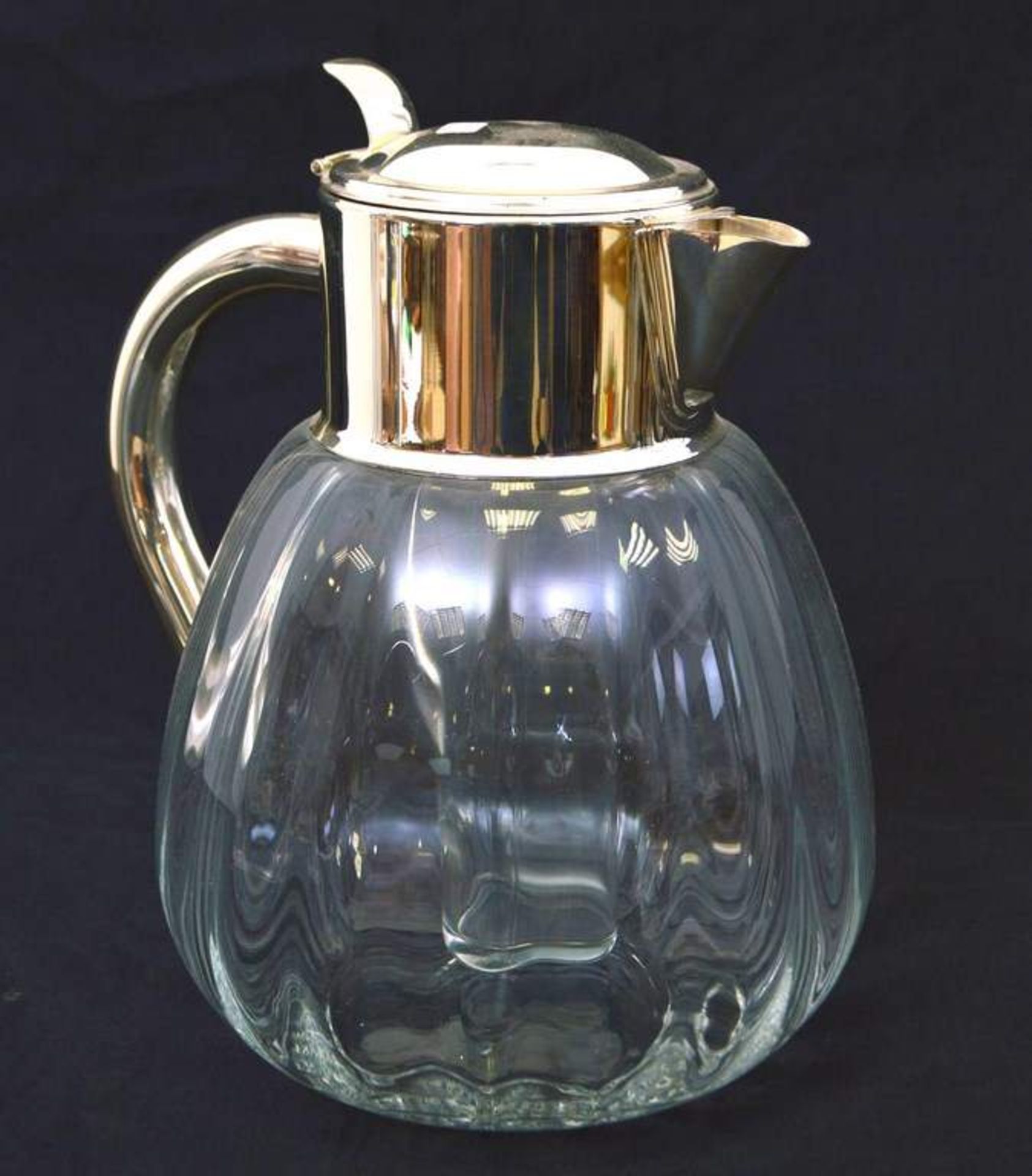 Saftkrug farbl. Glas, Ausgießer und Griff Weißmetall, innen mit farbl. Glaszylinder, H 24 cm