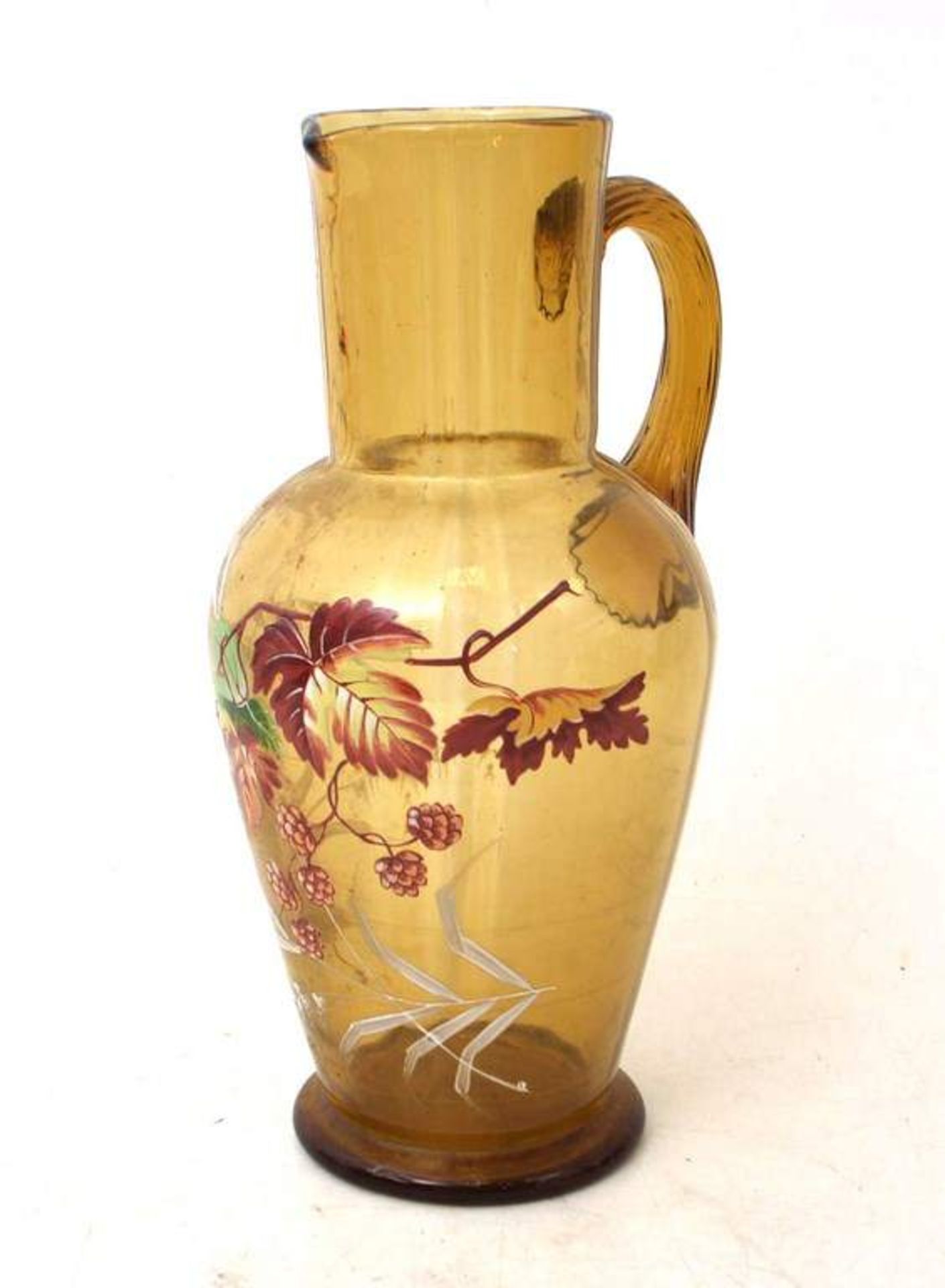 Krug bernsteinfarbenes Glas, leicht gebaucht, Wandung mit Emailmalerei, ein Griff, H 30 cm, um 1880