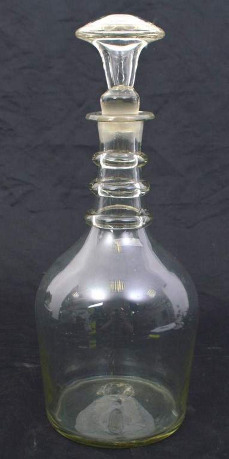 Biedermeier-Karaffe farbl. Glas, rund, Stöpsel nicht dazugehörend, H 33 cm, 19. Jh.