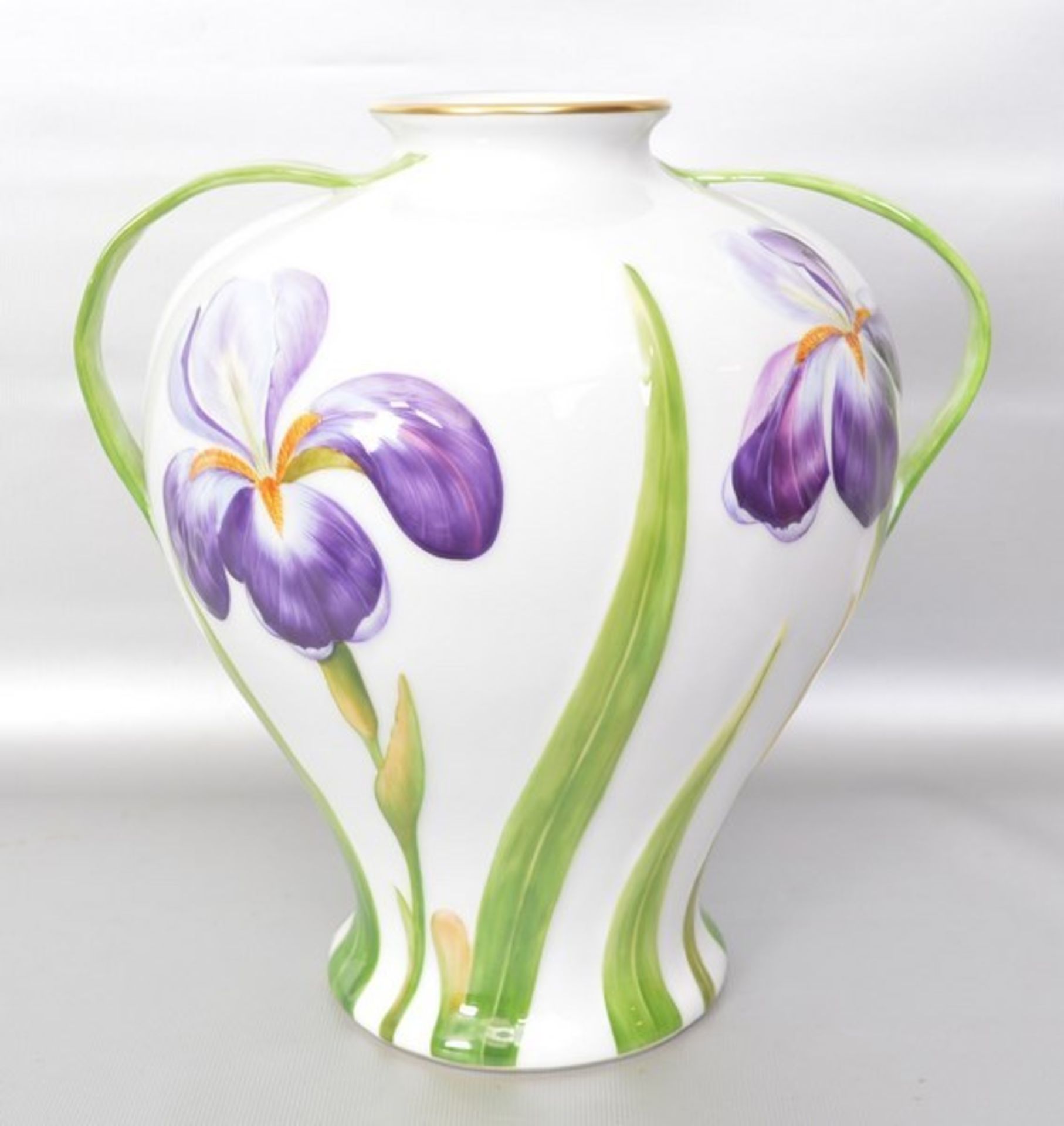 Vase im Stil des Jugendstil, leicht gebaucht, Wandung mit Jugendstilblüten bunt bemalt, zwei Griffe,