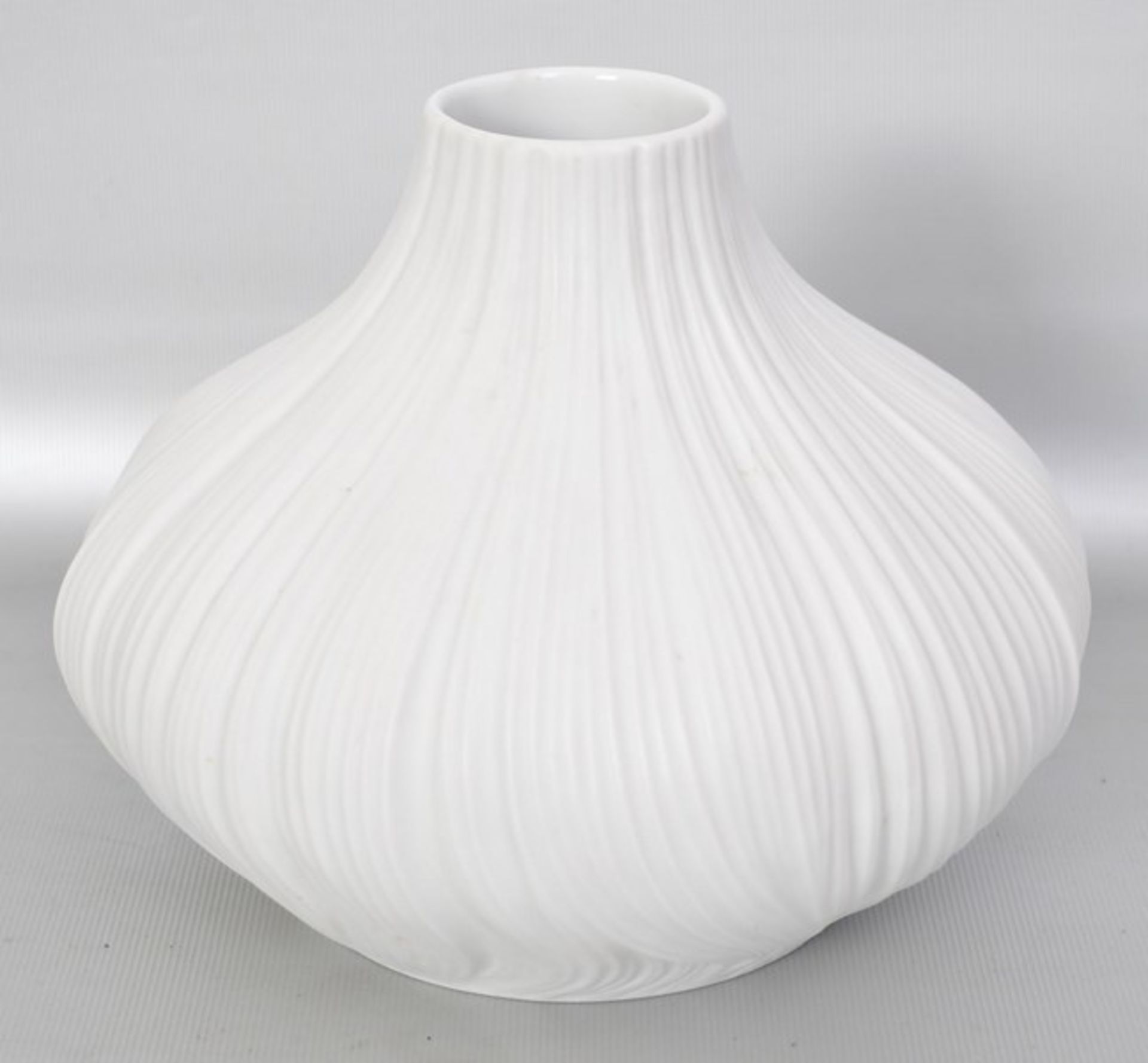 Vase rund, weiß glasiert, verziert, H 13 cm, FM Rosenthal Studio Linie, 70er Jahre