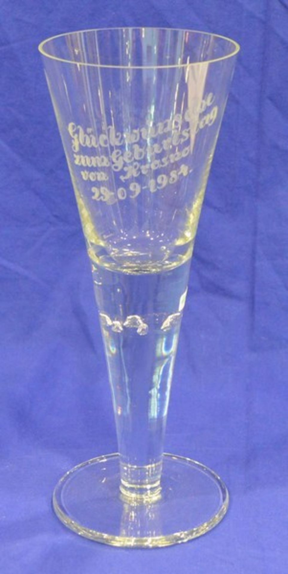 Zierglas farbl. Glas, runder Fuß, Kelch mit Spruch "Glückwünsche zum Geburtstag", H 28 cm