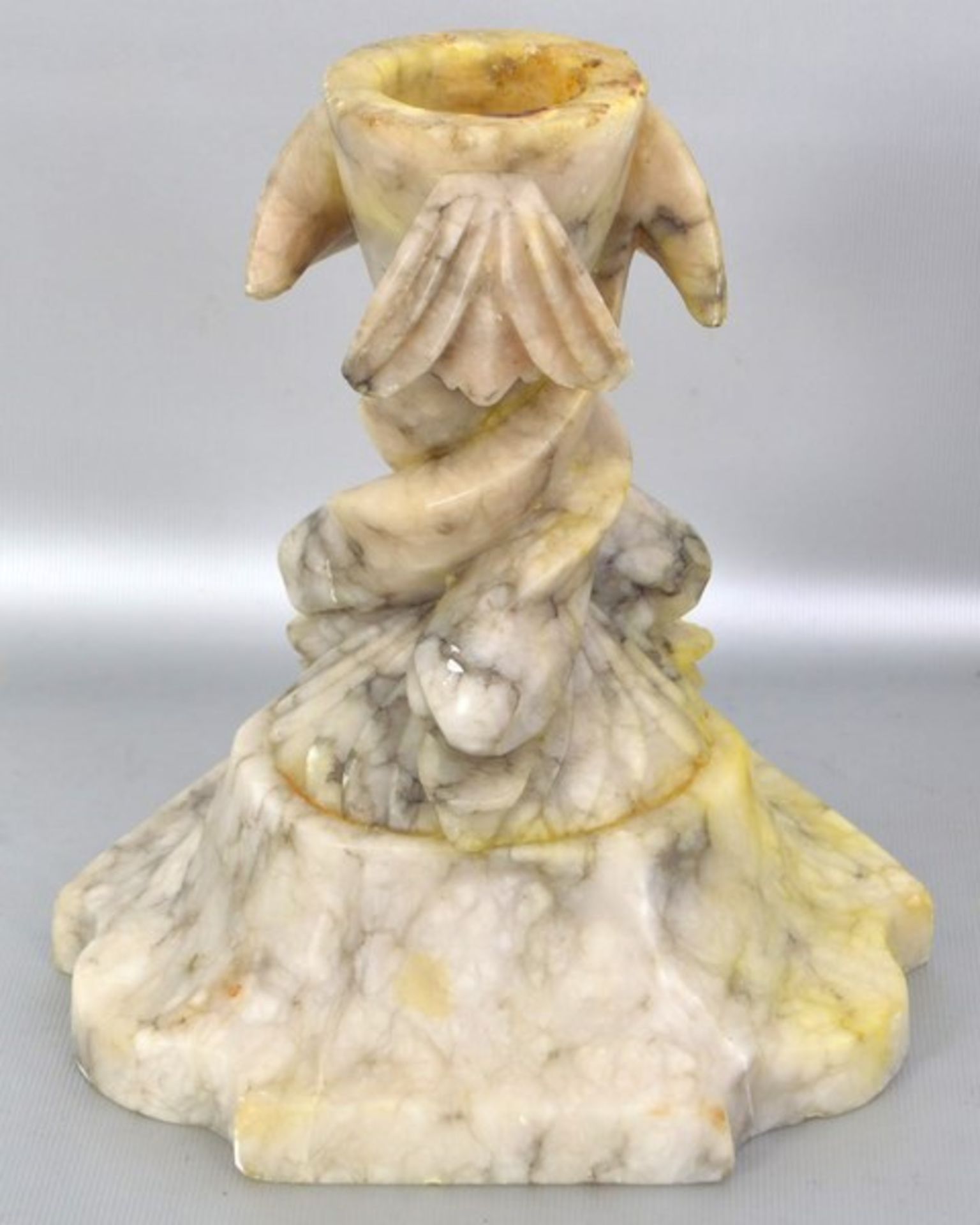 Kerzenleuchter 1-lichtig, Alabaster, von drei Seiten eingezogener Fuß, verzierter Schaft, H 19 cm