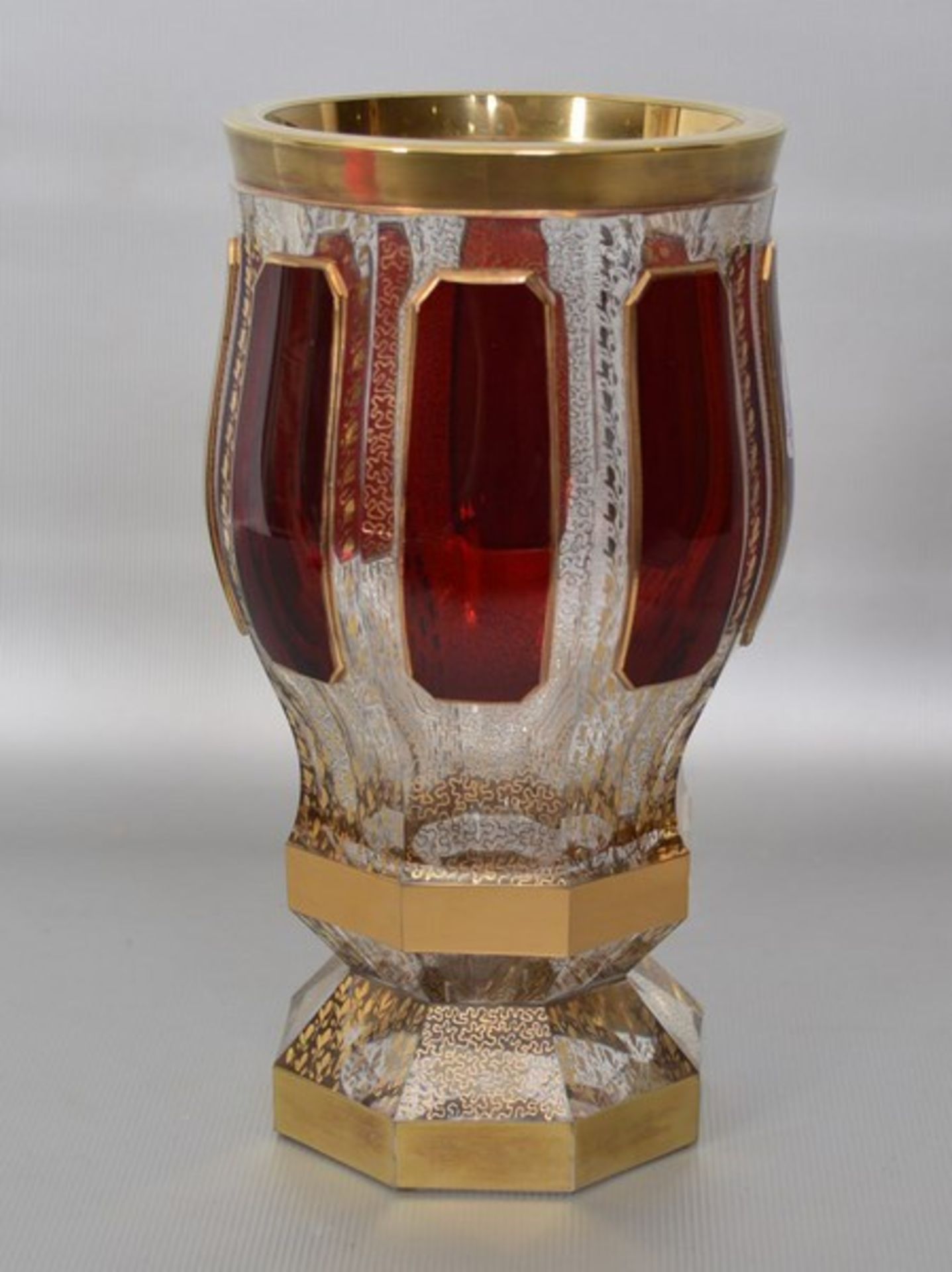 Zierglas farbl. Glas, facettiert geschliffen, gold verziert, Medaillons rotes Glas, H 16 cm