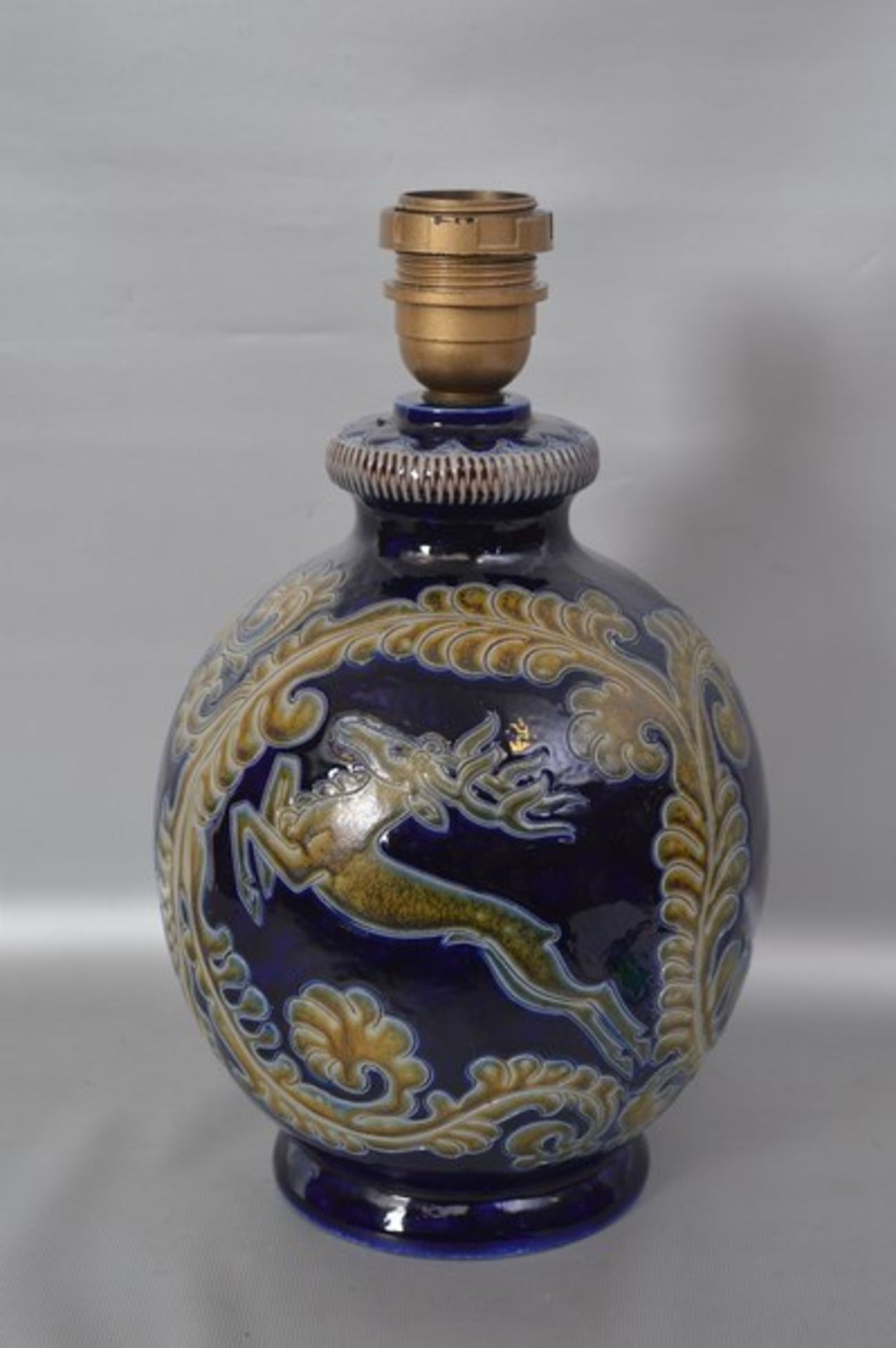 Tischlampe 1-lichtig, Keramik, beigefarbener Ton, geritzt, mit springendem Hirsch und Ranken, blau/