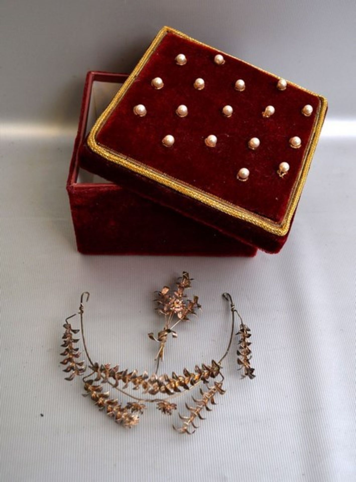 Brautschmuck Metall vergoldet, in Blütenform, Haarschmuck und Anstecknadel, im roten