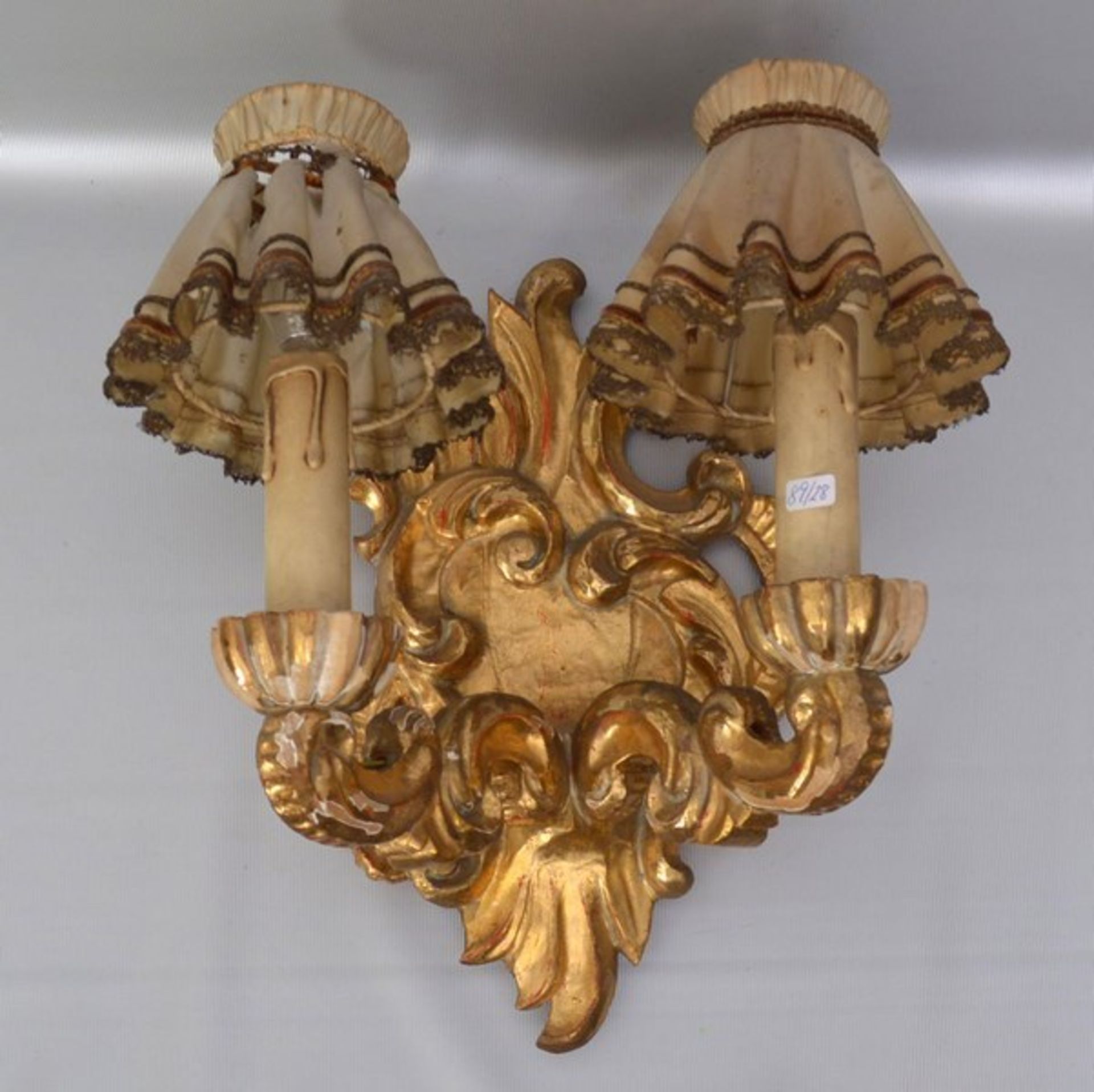 Wandlampe 2-lichtig, Hartholz, geschnitzt, gold gefasst, im Barock-Stil, zwei geschwungene Arme,