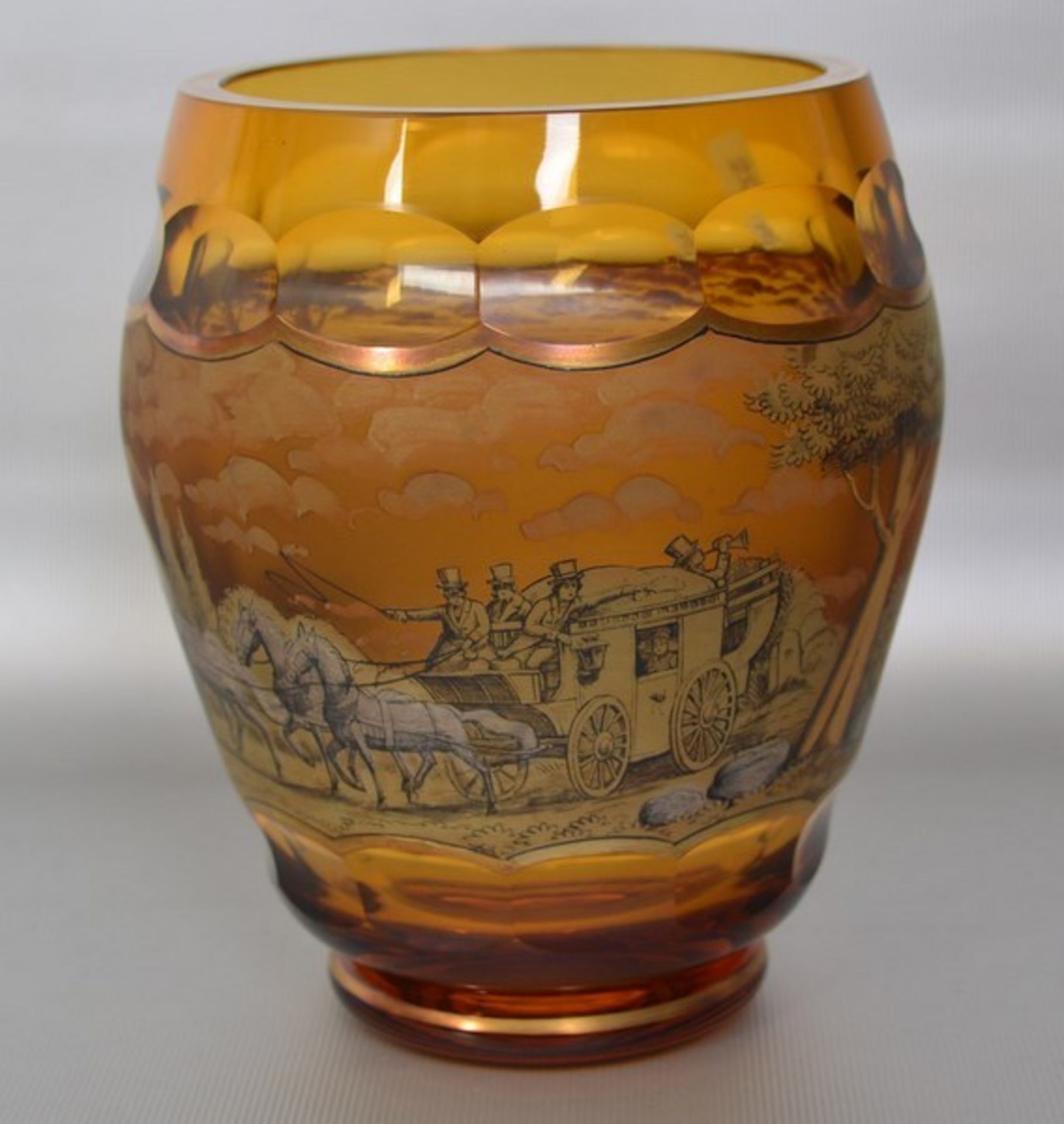 Vase braun schimmerndes Glas, geschliffen verziert, gebaucht, mit Landschaft und Postkutsche gold