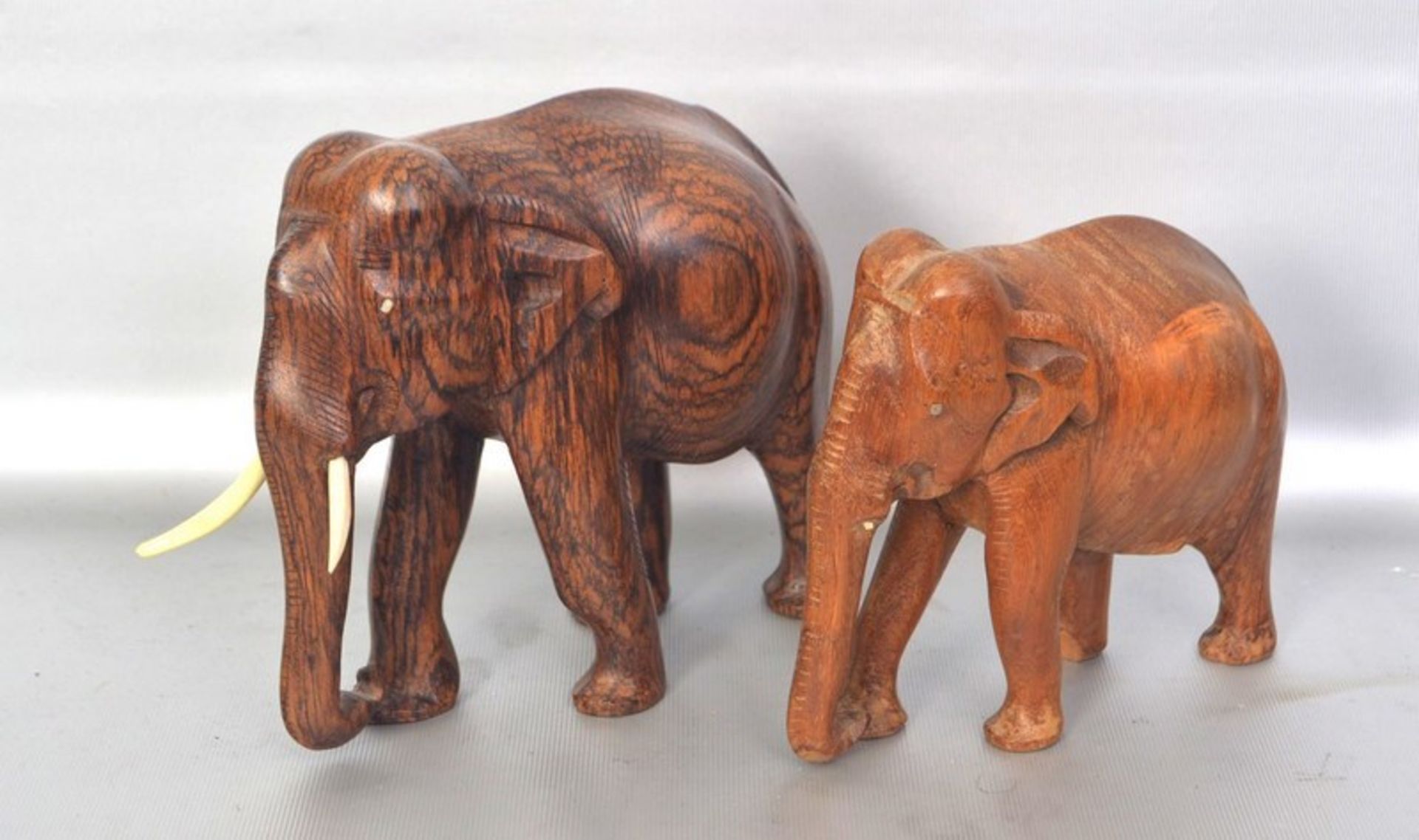 Zwei Elefanten Hartholz, geschnitzt, H 15 cm bzw. 13 cm