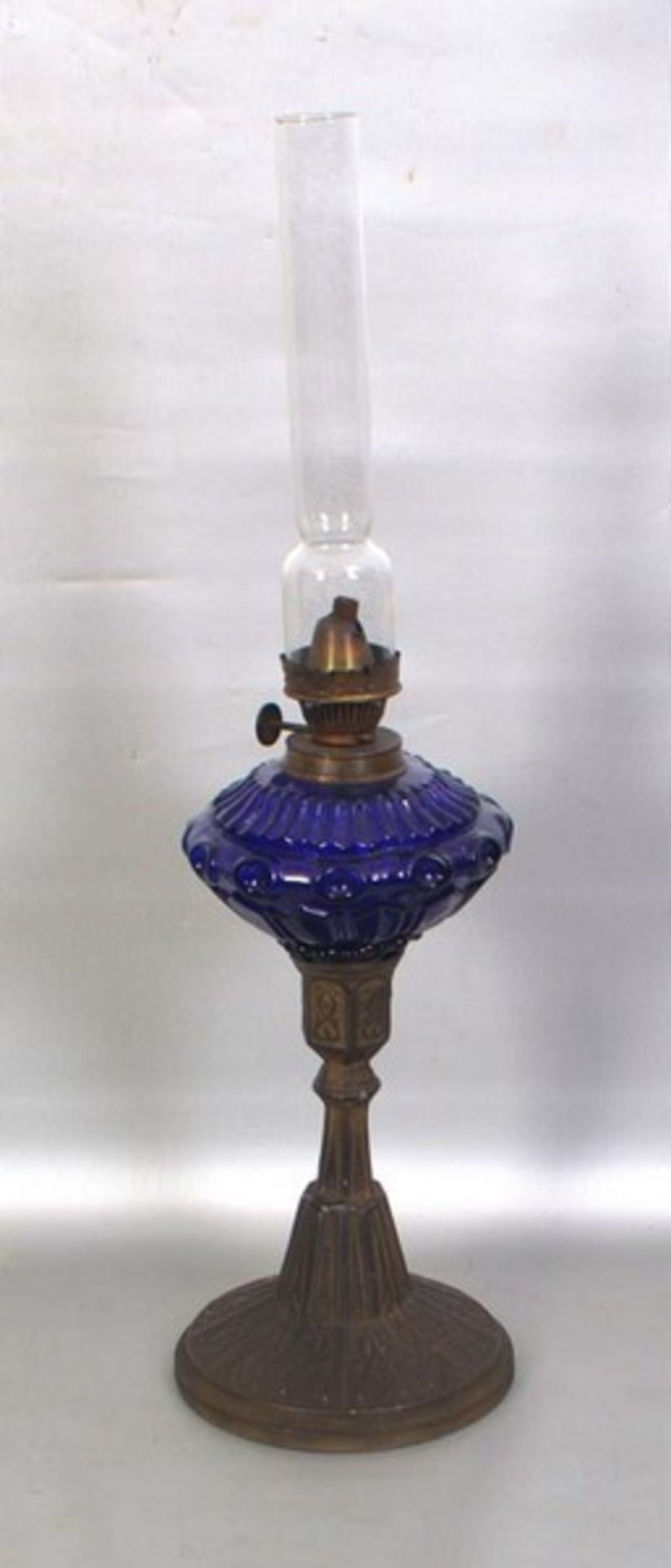 Petroleumlampe Eisenfuß, blaues Glasfass, H 41 cm, 19. Jh.