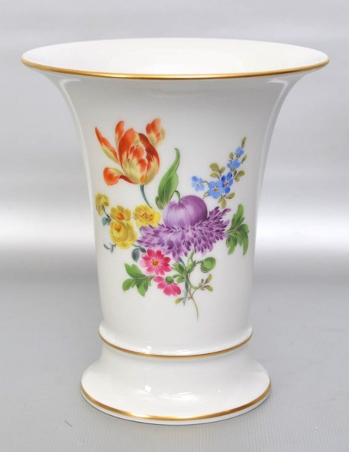 Vase runder Fuß, Goldrand, Wandung mit bunter Blumenbemalung, H 13,5 cm, blaue Schwertermarke