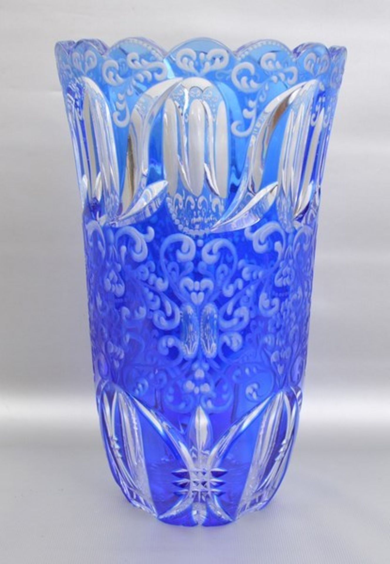 Vase farbl. Kristallglas, geschliffen verziert, gezackter Rand, mit blauem Überfang, H 26 cm