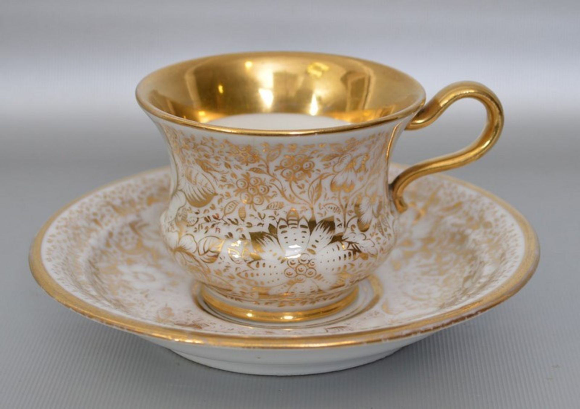 Tasse mit Untertasse, breiter verzierter Goldrand und gold verziert, 19. Jh.