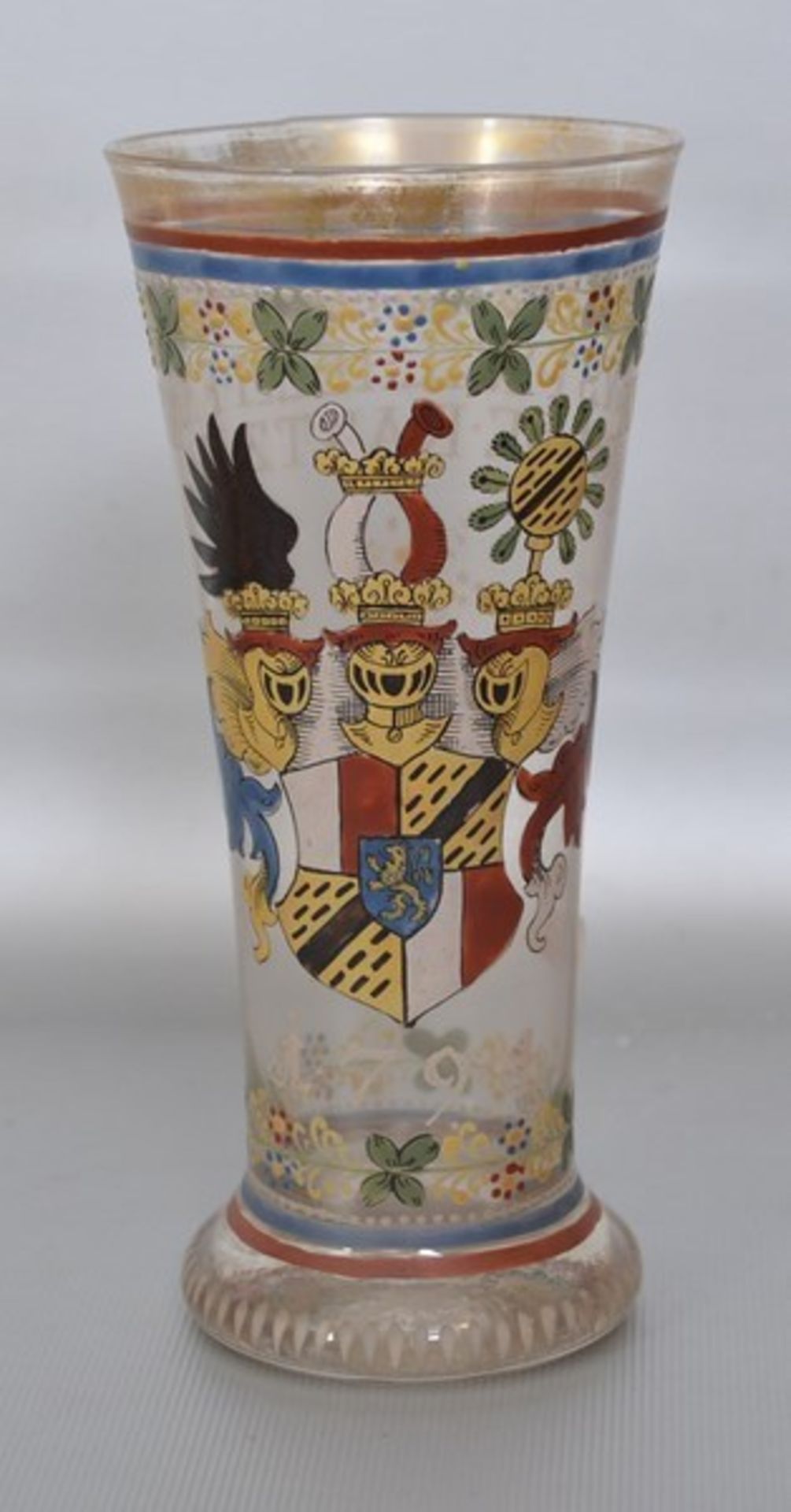 Becher farbl. Glas, bunt bemalt, mit Wappen und Ranken, mit Aufschrift und der Jahreszahl 1794, H 16