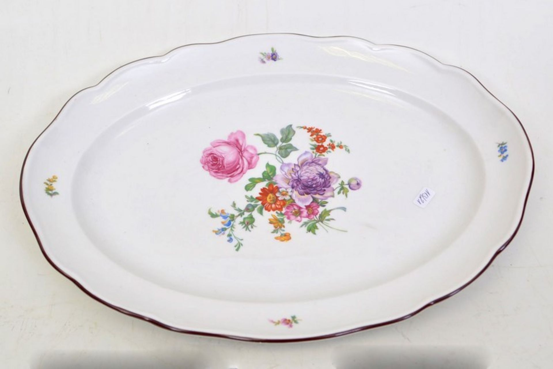 Platte oval, rotbrauner Rand, Spiegel mit bunter Blumenbemalung, 28 X 36 cm, blaue Schwertermarke