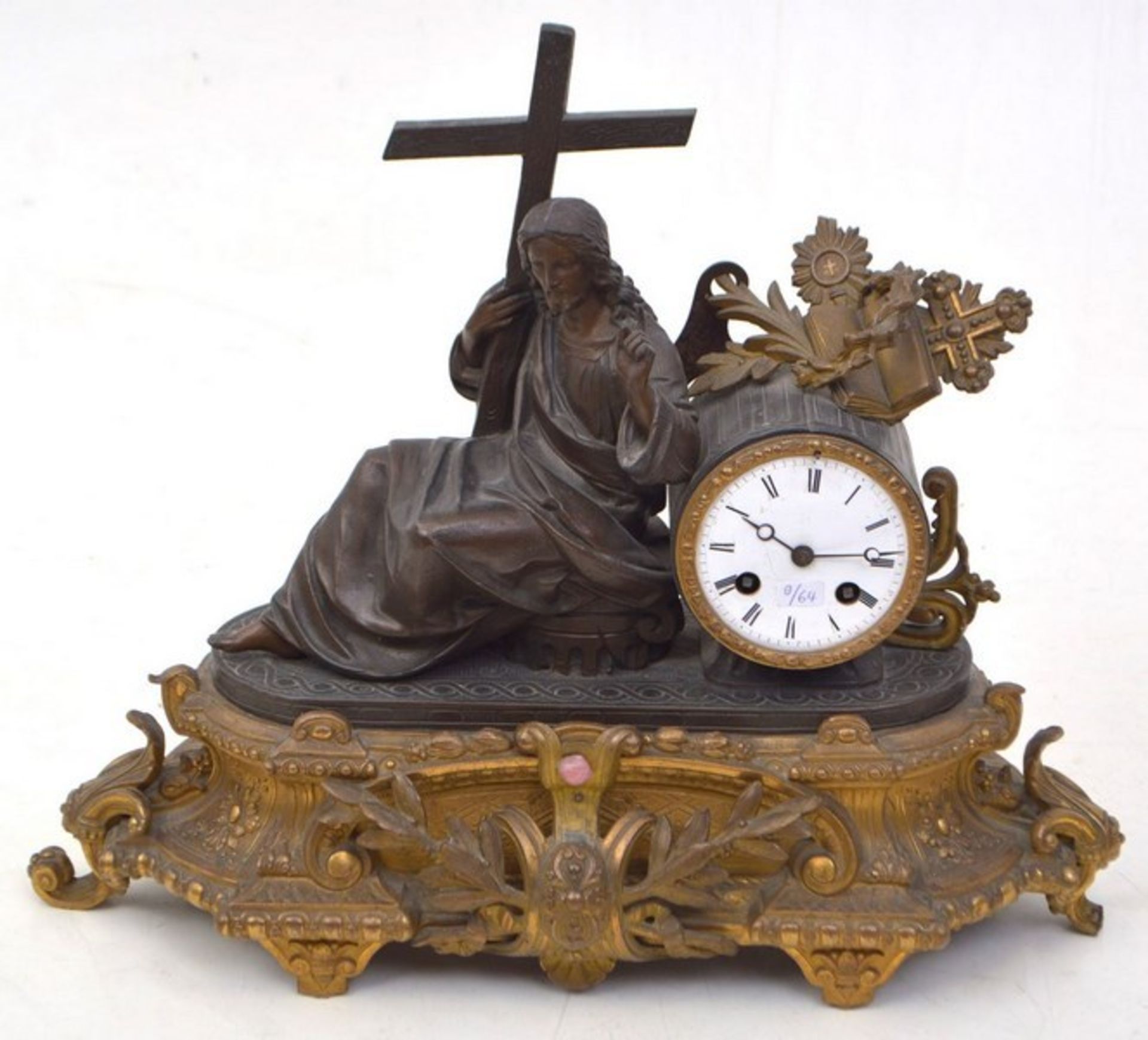 Tischuhr Messing, Bekrönung sitzender Christus mit Kreuz, kupferfarben patiniert, Emailzifferblatt