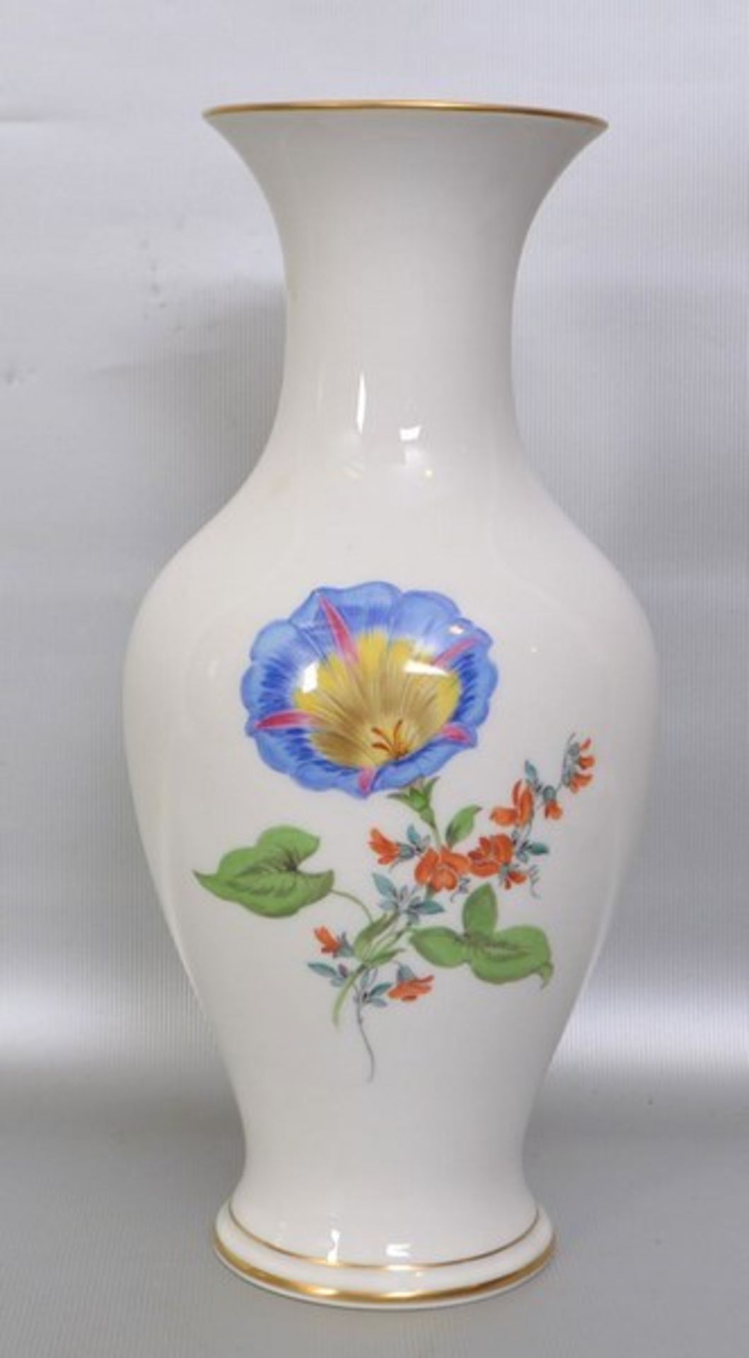 Vase runder Fuß, Goldrand, leicht gebaucht, Wandung mit bunter Feldblumenbemalung, am unteren Rand