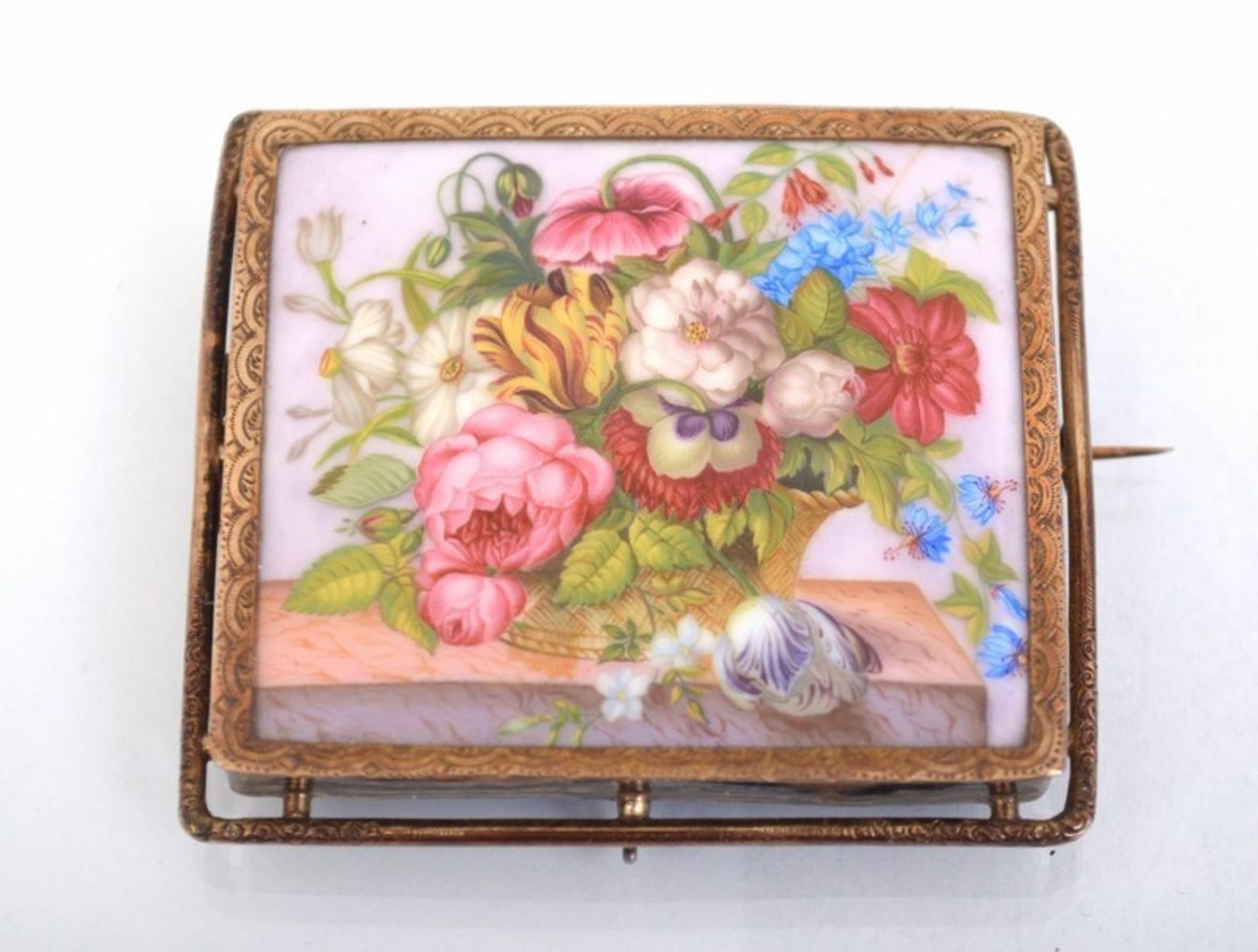 Biedermeier-Brosche Metall, vergoldet, rechteckig, mit emailliertem Blumenbuket, 5 X 5,5 cm, 19.