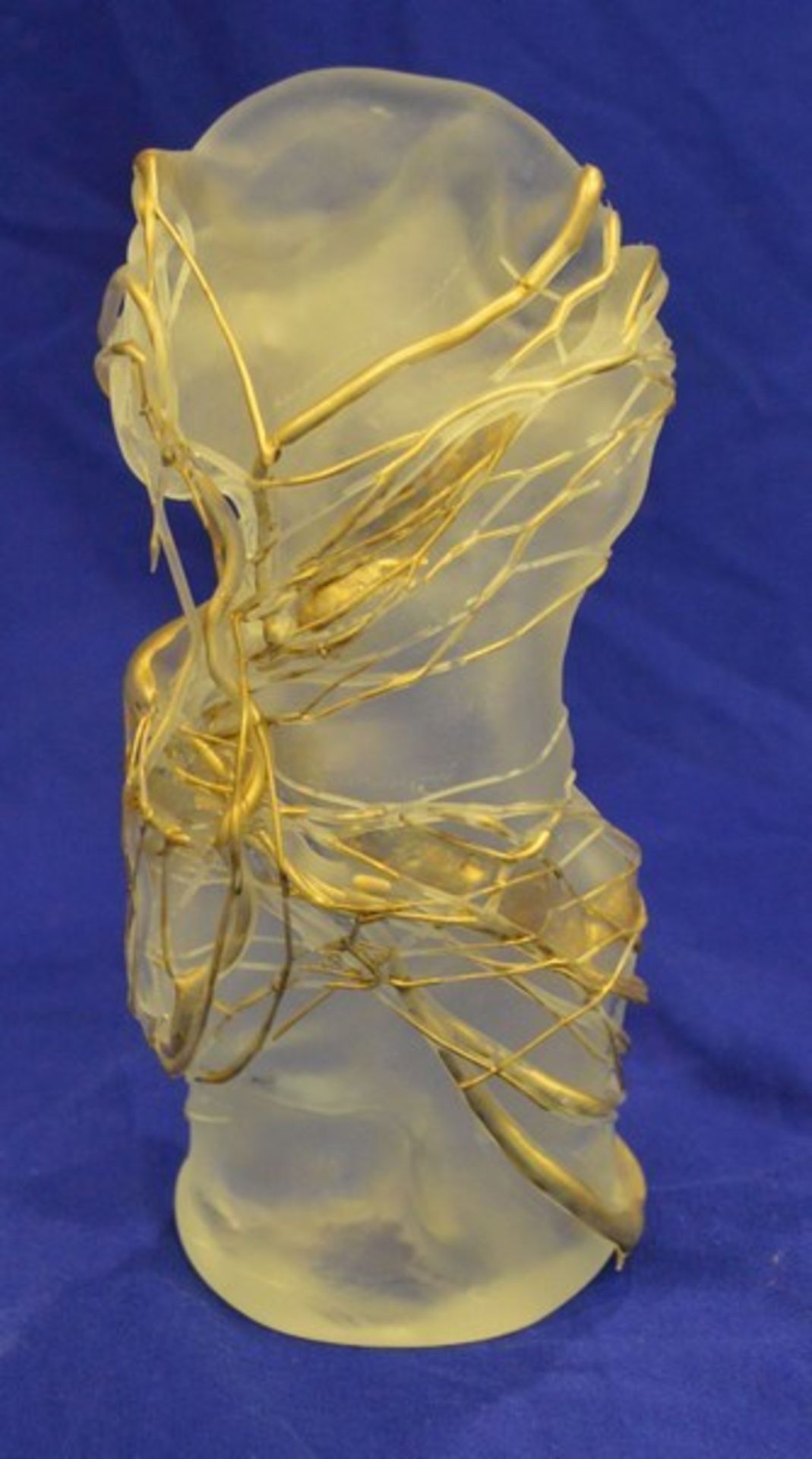 Skulptur Torso, farbl. Glas, mit aufgelegten goldenen Fäden, H 19 cm