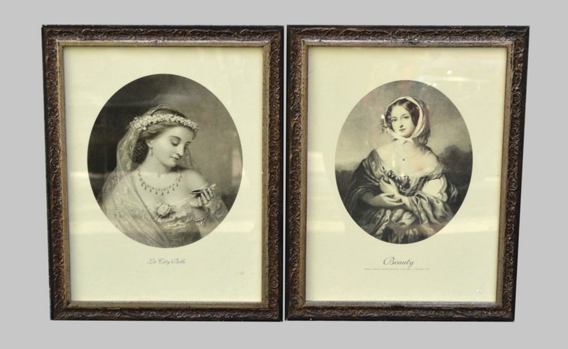 Zwei Rahmen mit Druck, Portraits von je einer Schönheit, 35 X 45 cm