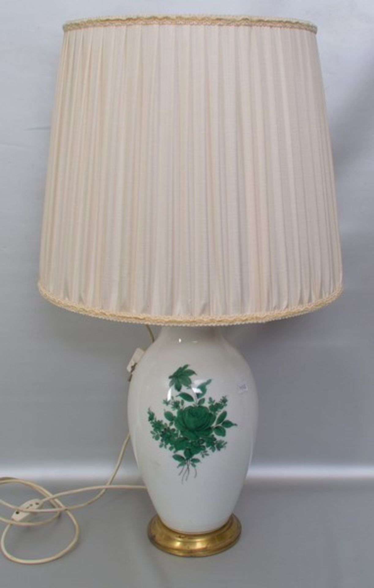 Tischlampe 2-lichtig, runder Messingfuß, gebauchter Porzellanschaft, mit grüner Blumenverzierung,