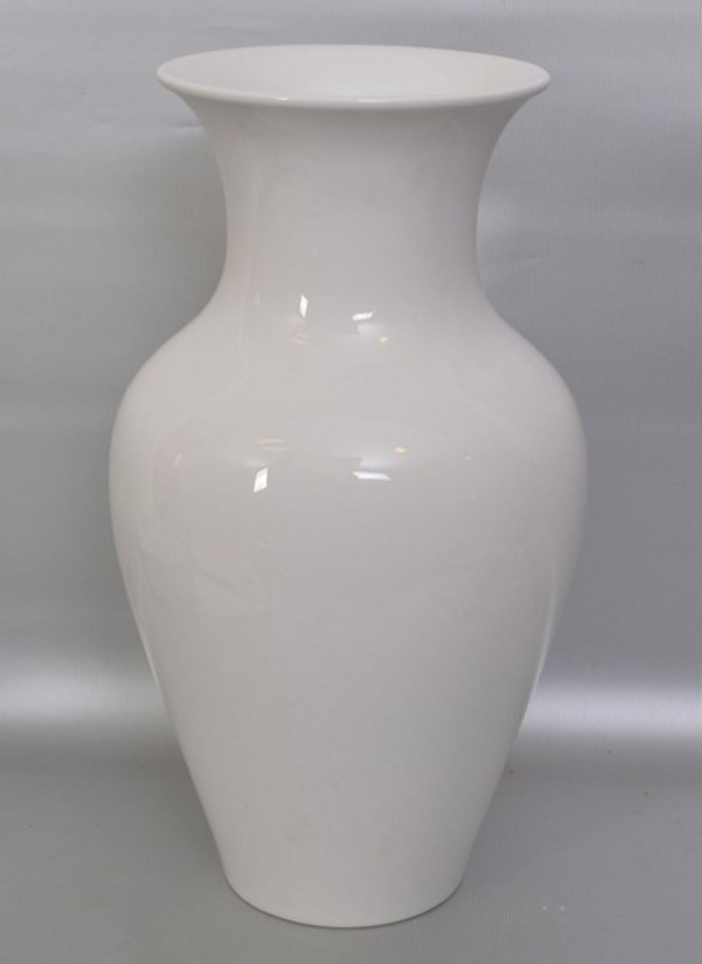Vase weiß glasiert, runder Fuß, leicht gebaucht, H 27 cm, FM KPM Berlin